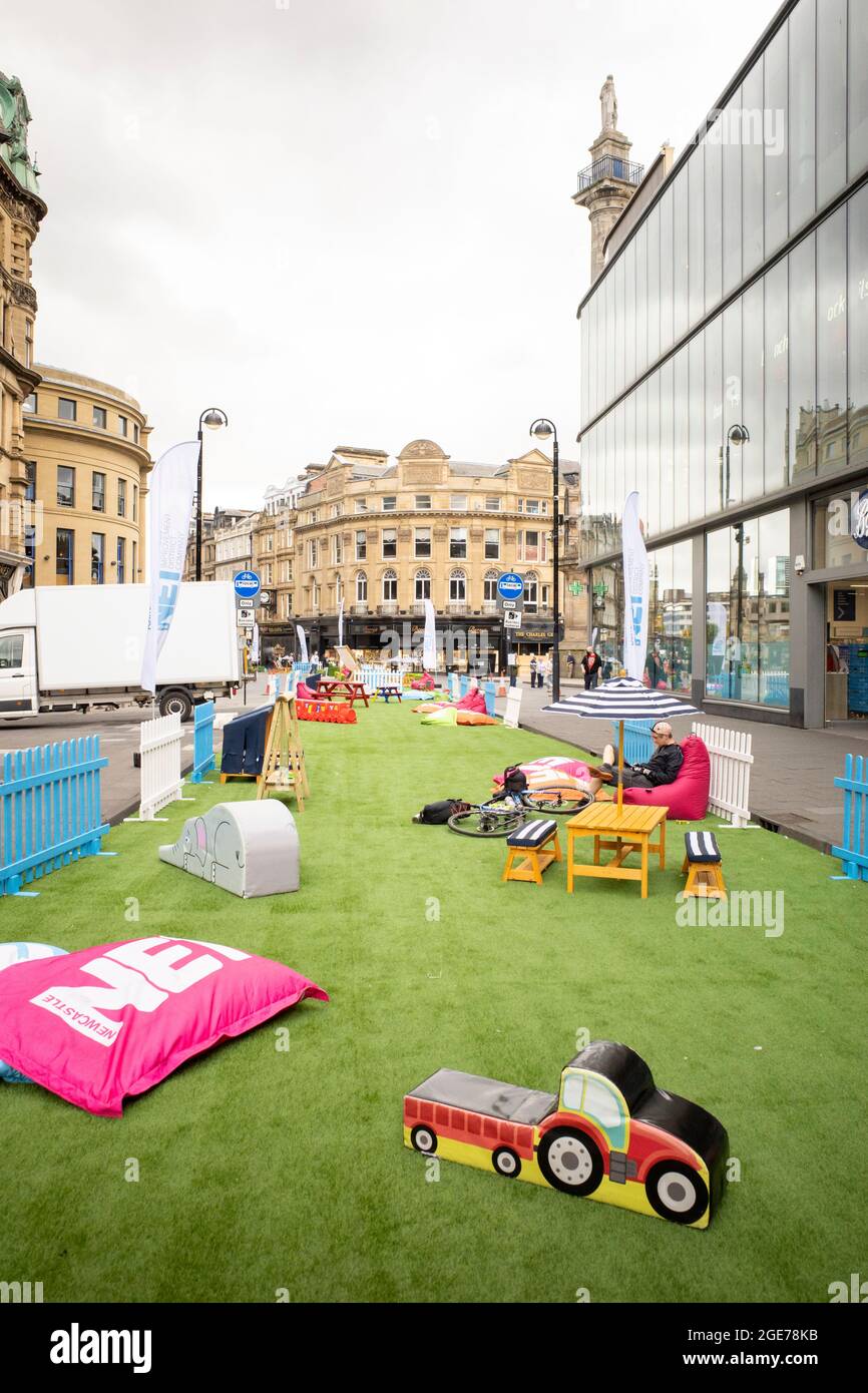 Newcastle Inghilterra: 14 agosto 2021: 'NE1 Summer in the City' Newcastle centro città Blackett Street all'aperto giochi e aree riunioni Foto Stock