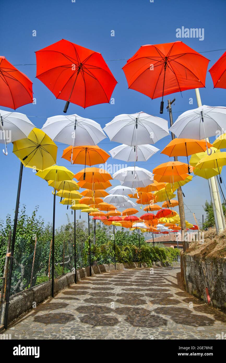 Ombrelli colorati nel paesaggio urbano di acri, borgo medievale della  Calabria Foto stock - Alamy