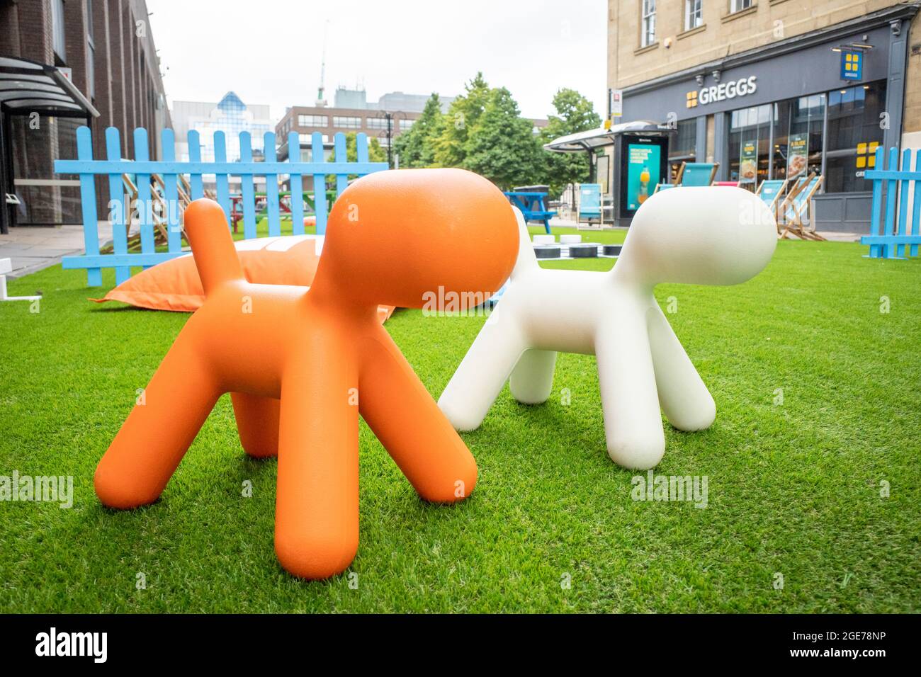 Newcastle Inghilterra: 14 agosto 2021: 'NE1 Summer in the City' Newcastle centro città Blackett Street all'aperto giochi e aree riunioni Foto Stock