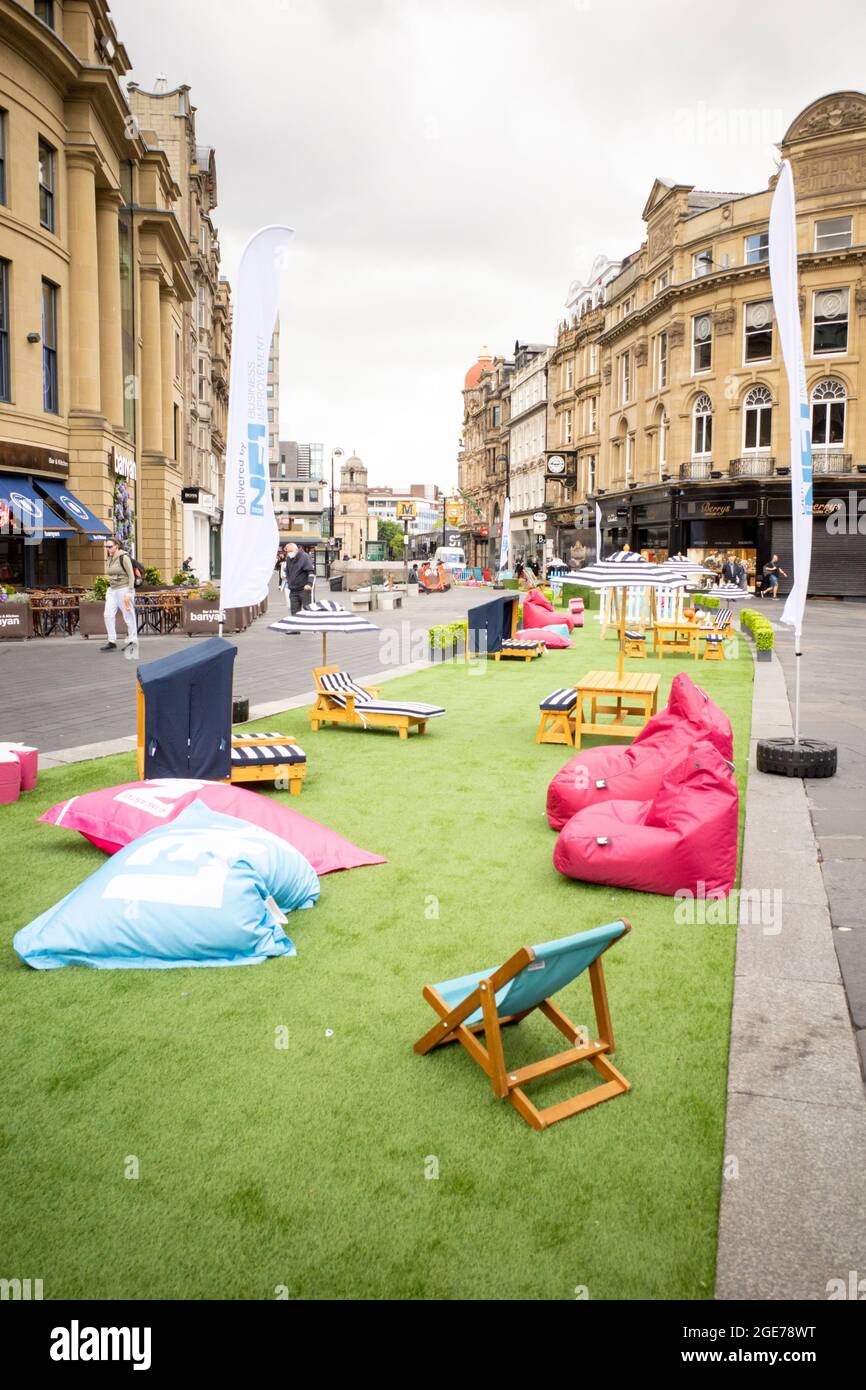 Newcastle Inghilterra: 14 agosto 2021: 'NE1 Summer in the City' Newcastle centro città Blackett Street all'aperto giochi e aree riunioni Foto Stock
