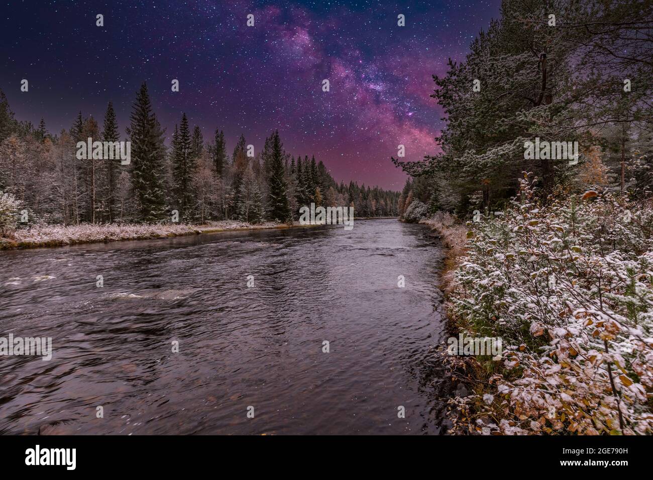 Immagine mescolata del paesaggio del fiume notturno vicino a Mörkret in Svezia con foreste di conifere lungo le rive e piccole rapide nelle acque fluenti Foto Stock