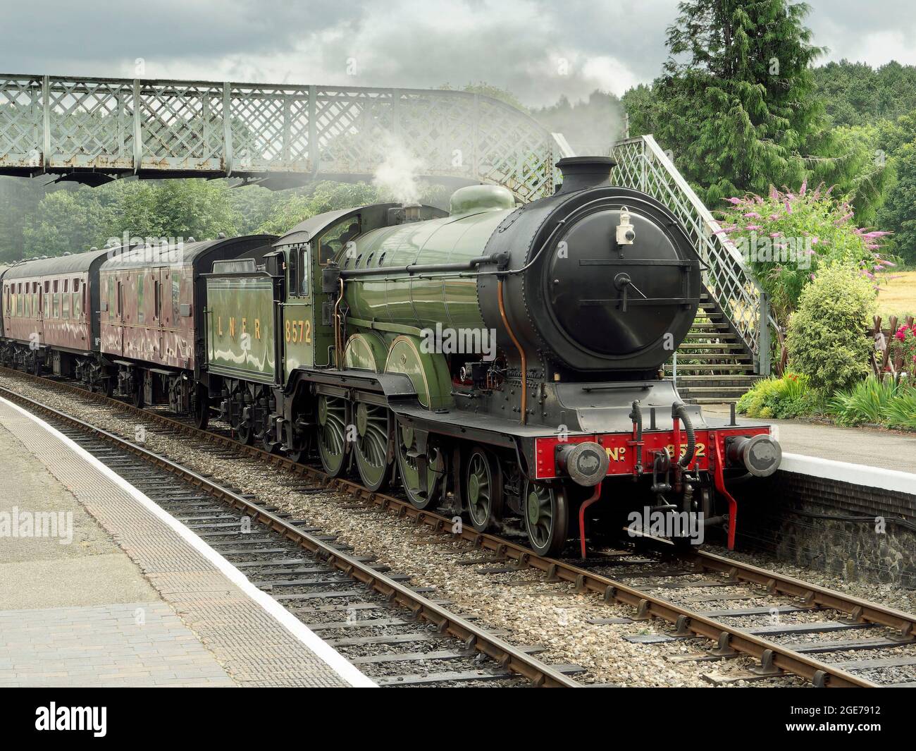 Il sito a vapore Apple Green B12/3 Class si trova alla stazione di Weybourne sulla North Norfolk Railway con un treno passeggeri per Holt Foto Stock
