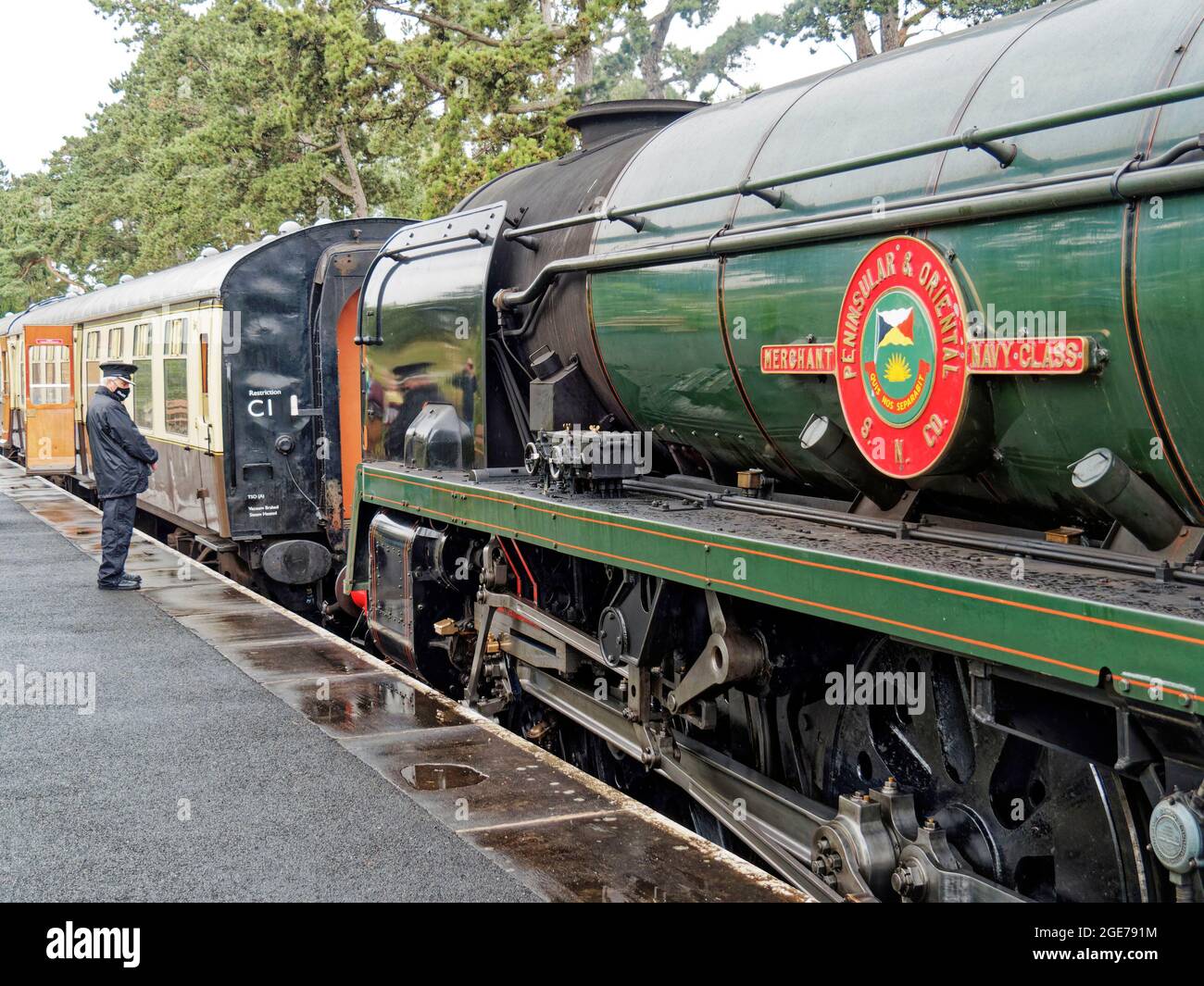 Treno a vapore sulla ferrovia Gloucestershire Warwickshire trainato da un motore Bulleid di classe 'Merchant Navy' - buffering fino a coppia alle carrozze. Foto Stock