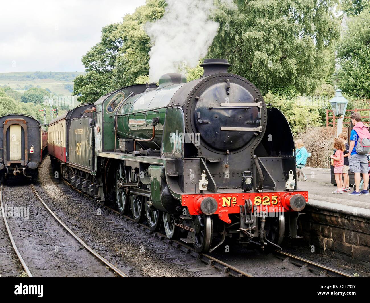 Un treno a vapore trainato da S15 classe vapore locale No.825 in procinto di partire da Grosmont Staion sulla North York Moors Railway con un treno Whitby a Pickering. Foto Stock