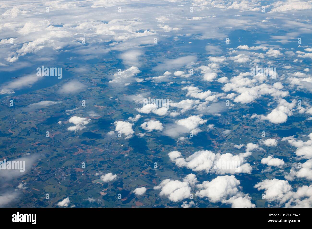 Vista aerea dall'aereo. Volo da Helsinki ad Amsterdam. Foto Stock