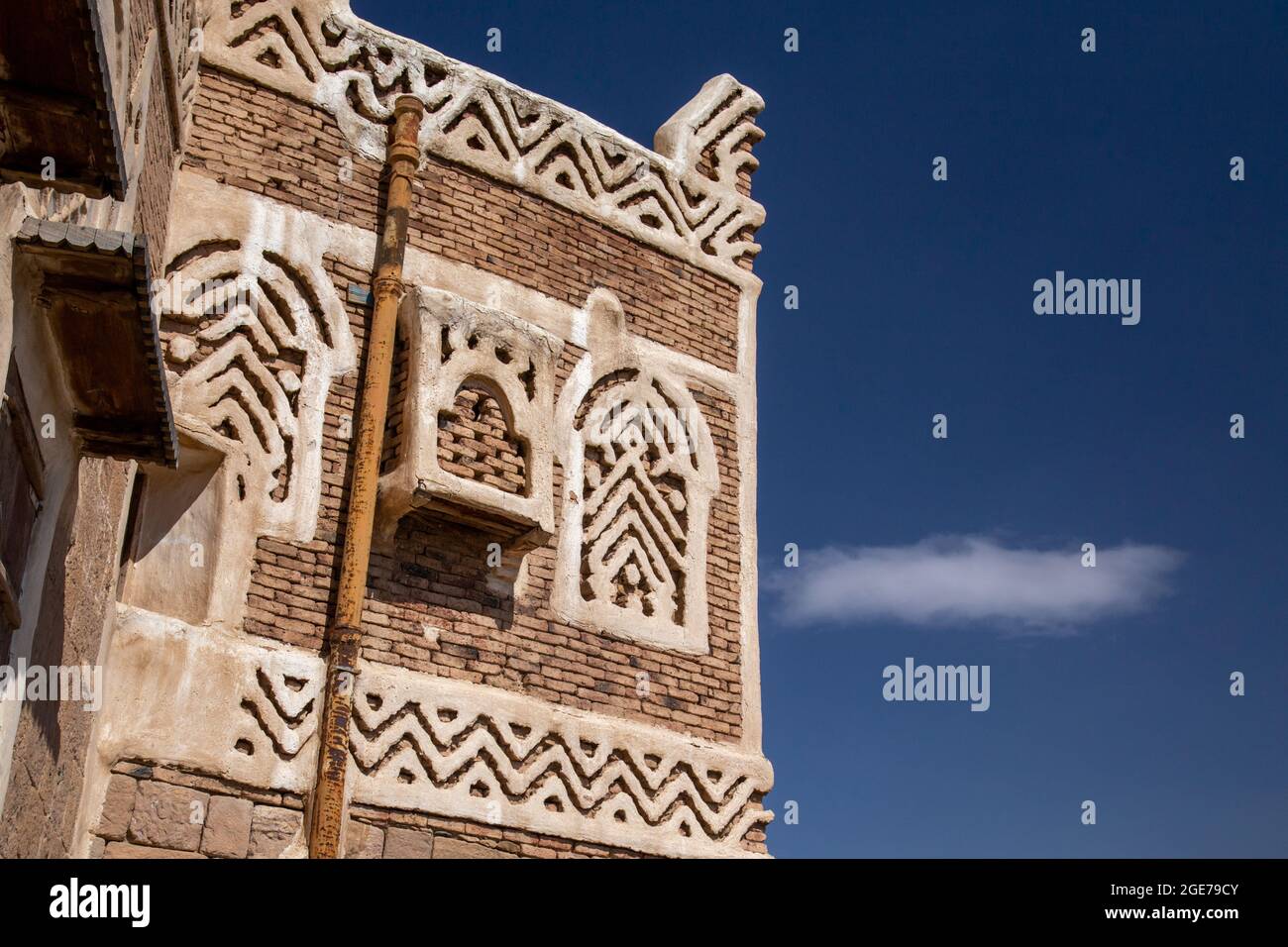 Il tradizionale patrimonio yemenita architettura dettagli di design nella storica città di Sanaa e gli edifici in Yemen. Foto Stock