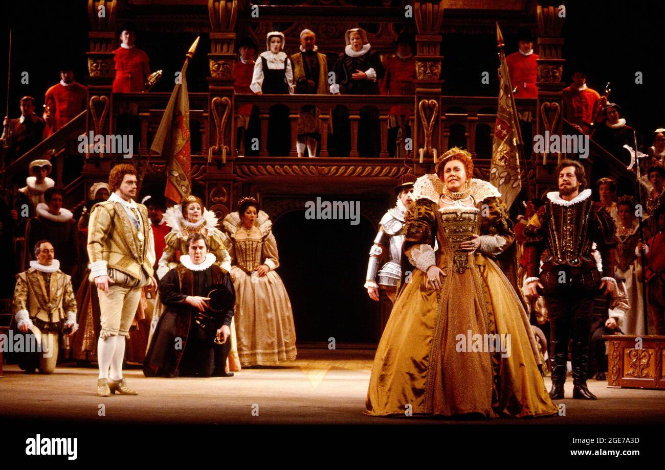 Sinistra: Anthony Rolfe-Johnson (il conte di Essex) anteriore destra: Sarah Walker (la regina Elisabetta i) in GLORIANA di Benjamin Britten all'Opera Nazionale Inglese (ENO), London Coliseum WC2 12/03/1984 (Royal Gala) direttore: Mark Elder design: Alix Stone regista: Colin Graham Foto Stock