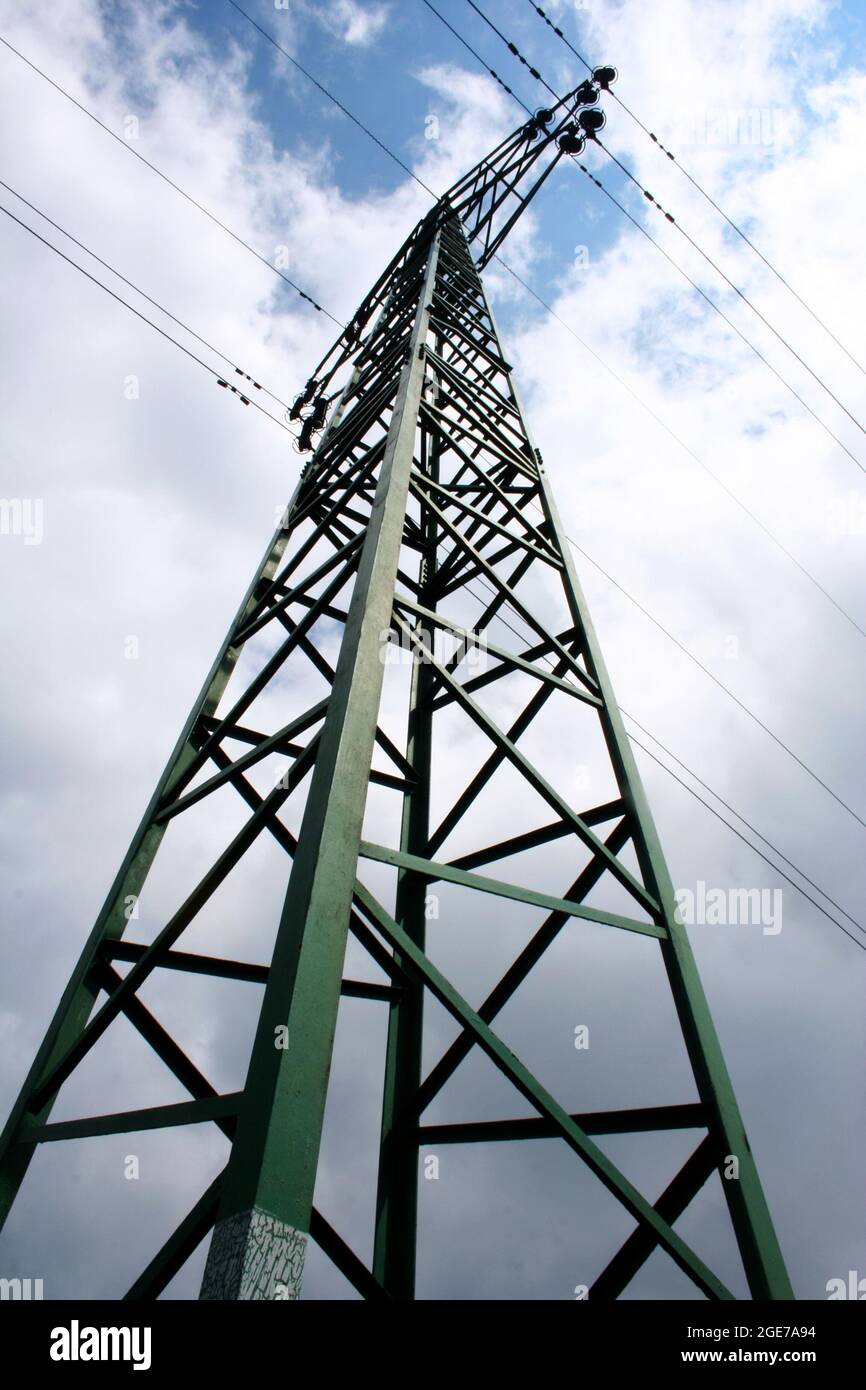 Torri elettriche ad alta tensione e linee con cielo blu e nuvole. Torri di eletricità con sfondo blu cielo. Linee di trasmissione ad alta tensione. Foto Stock