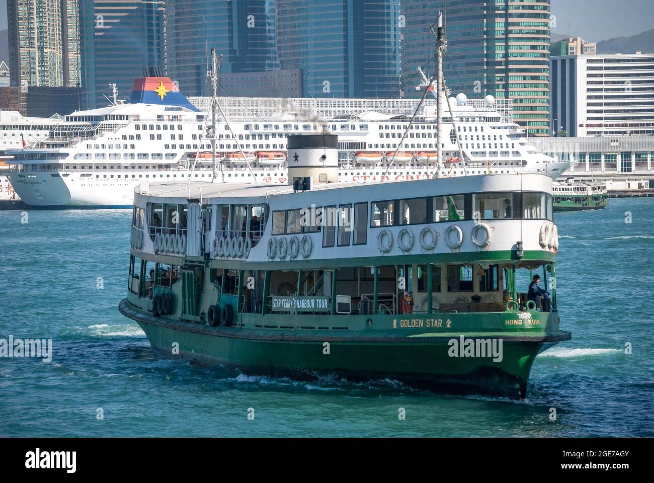 Traversata dei Traghetti Star da Tsim Sha Tsui, Molo Centrale, Sheung WAN, Victoria Harbour, Isola di Hong Kong, Hong Kong, Repubblica popolare cinese Foto Stock
