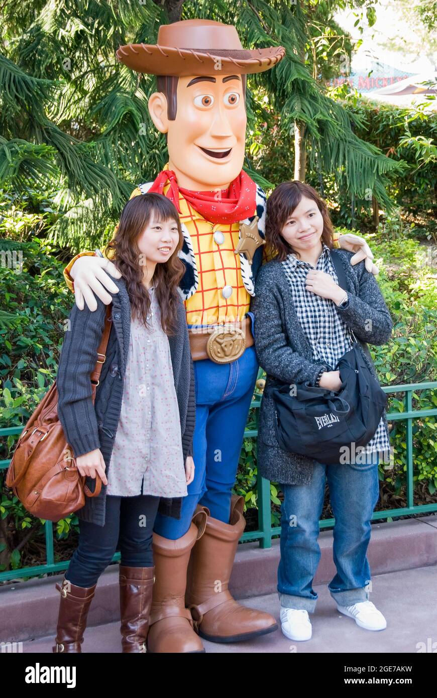 'Woody il Cowboy' carattere con le giovani donne, Fantasyland, Hong Kong Disneyland Resort, l'Isola di Lantau, Hong Kong, Cina Foto Stock