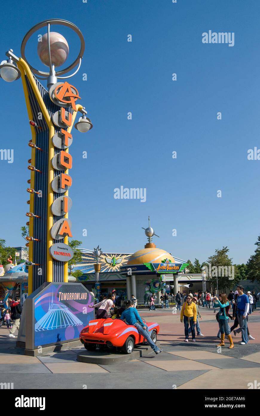 Autopia ride, Tomorrowland, Hong Kong Disneyland Resort, l'Isola di Lantau, Hong Kong, Repubblica Popolare di Cina Foto Stock