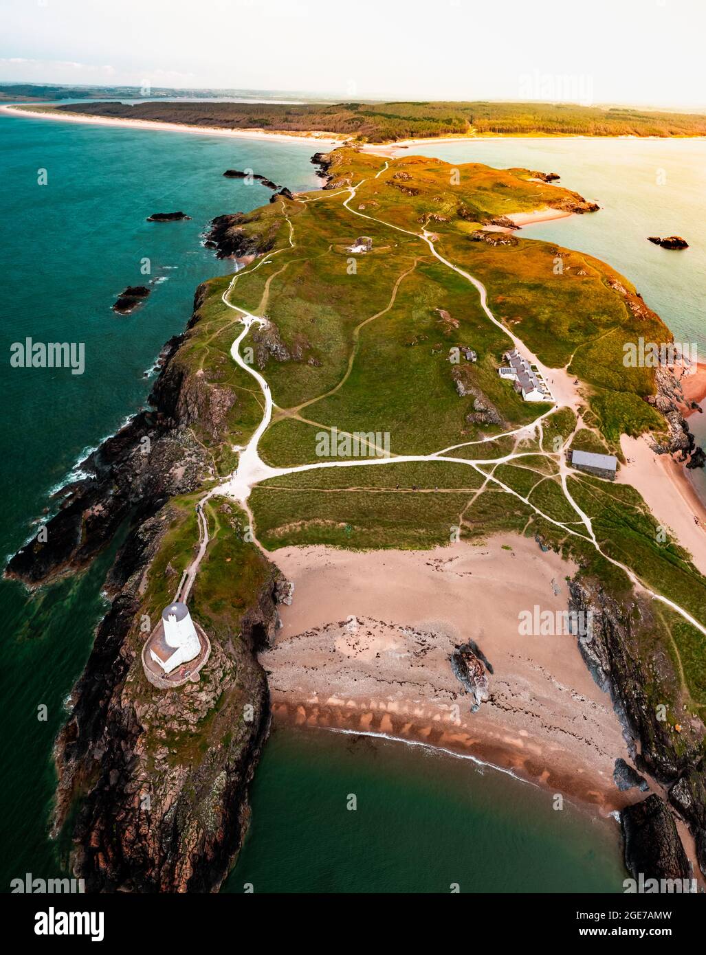 Vista aerea del faro Twr Mawr che significa grande torre in gallese su Ynys Llanddwyn su Anglesey Wales segna l'ingresso occidentale dello stretto di Menai. Foto Stock