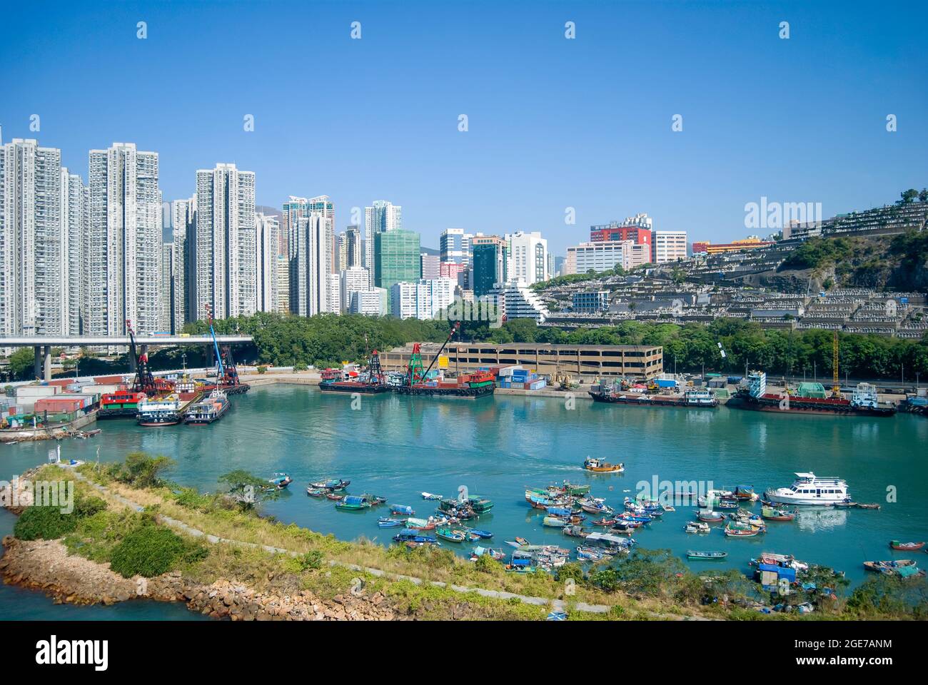 Alto edificio di condomini e Harbour, Tsing Yi Island, Hong Kong, Repubblica Popolare di Cina Foto Stock