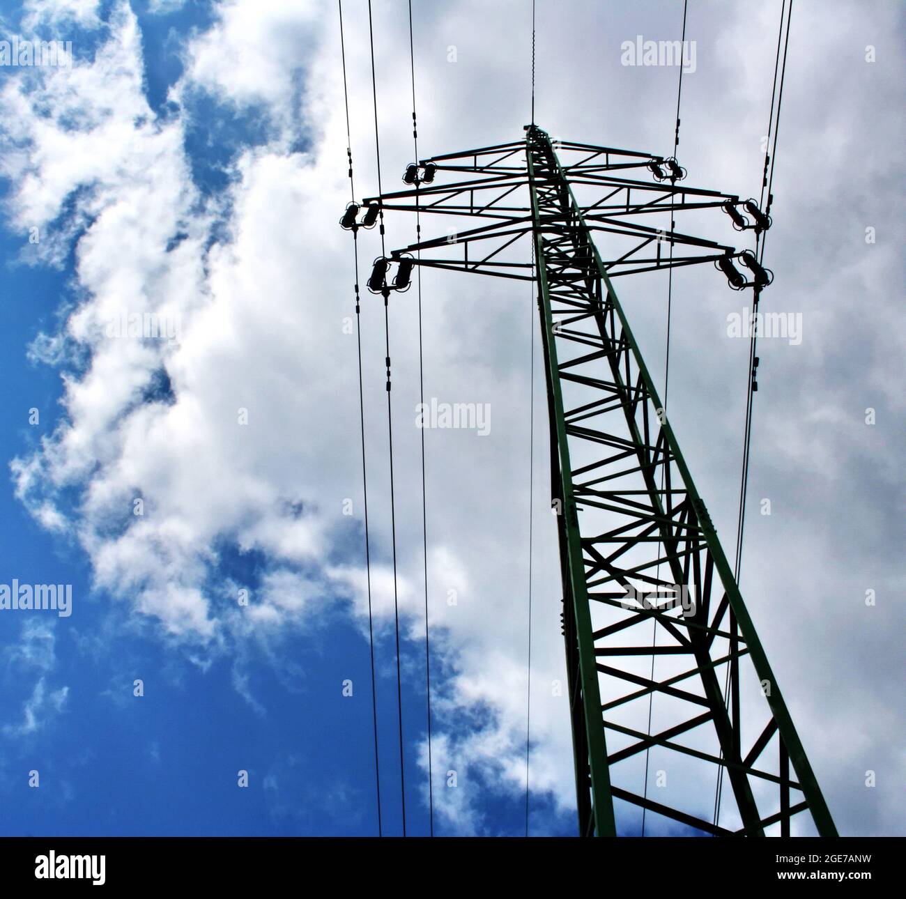 Torri elettriche ad alta tensione e linee con cielo blu e nuvole. Torri di eletricità con sfondo blu cielo. Linee di trasmissione ad alta tensione. Foto Stock