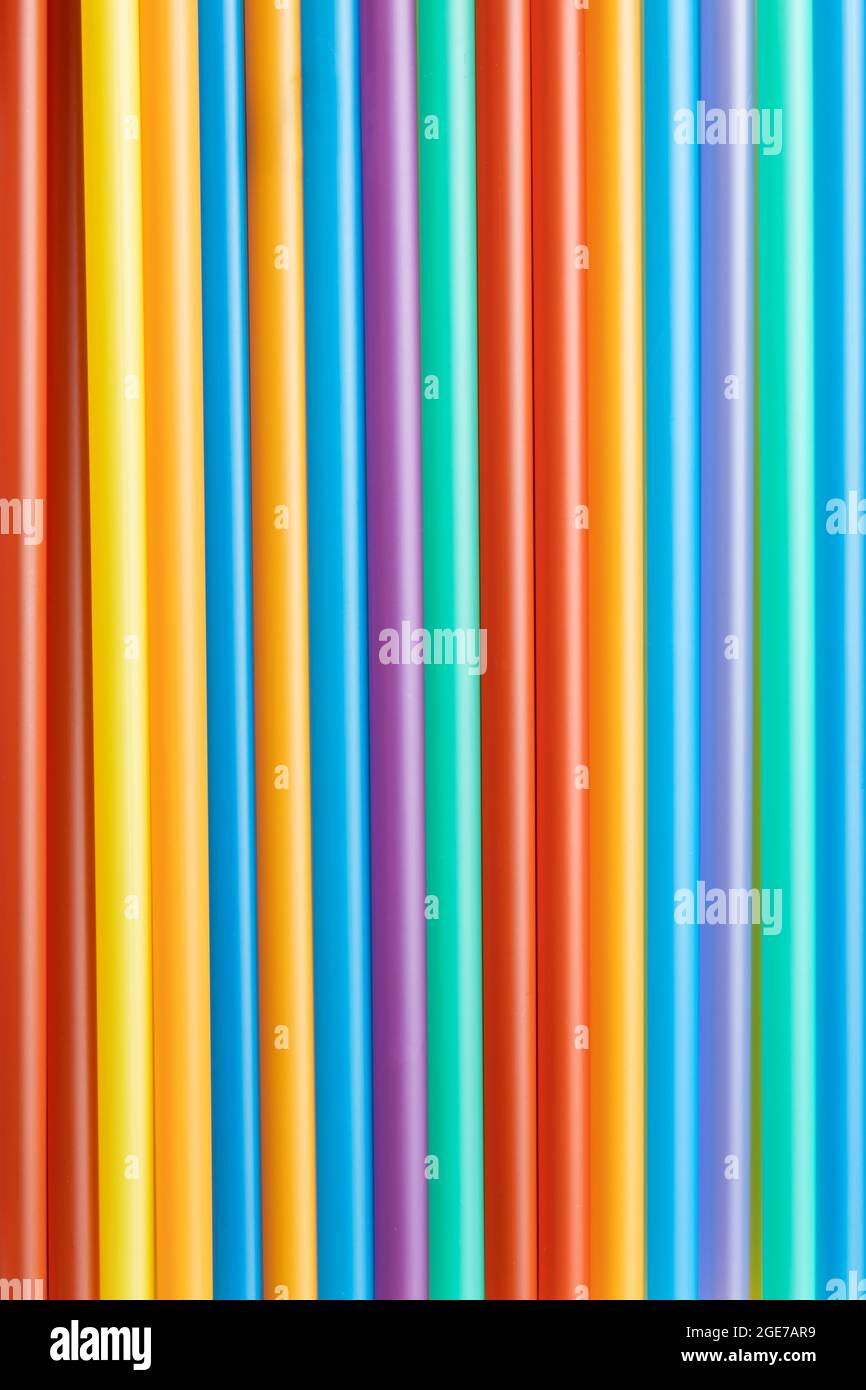 Primo piano di cannucce colorate in plastica. Sfondo Foto Stock