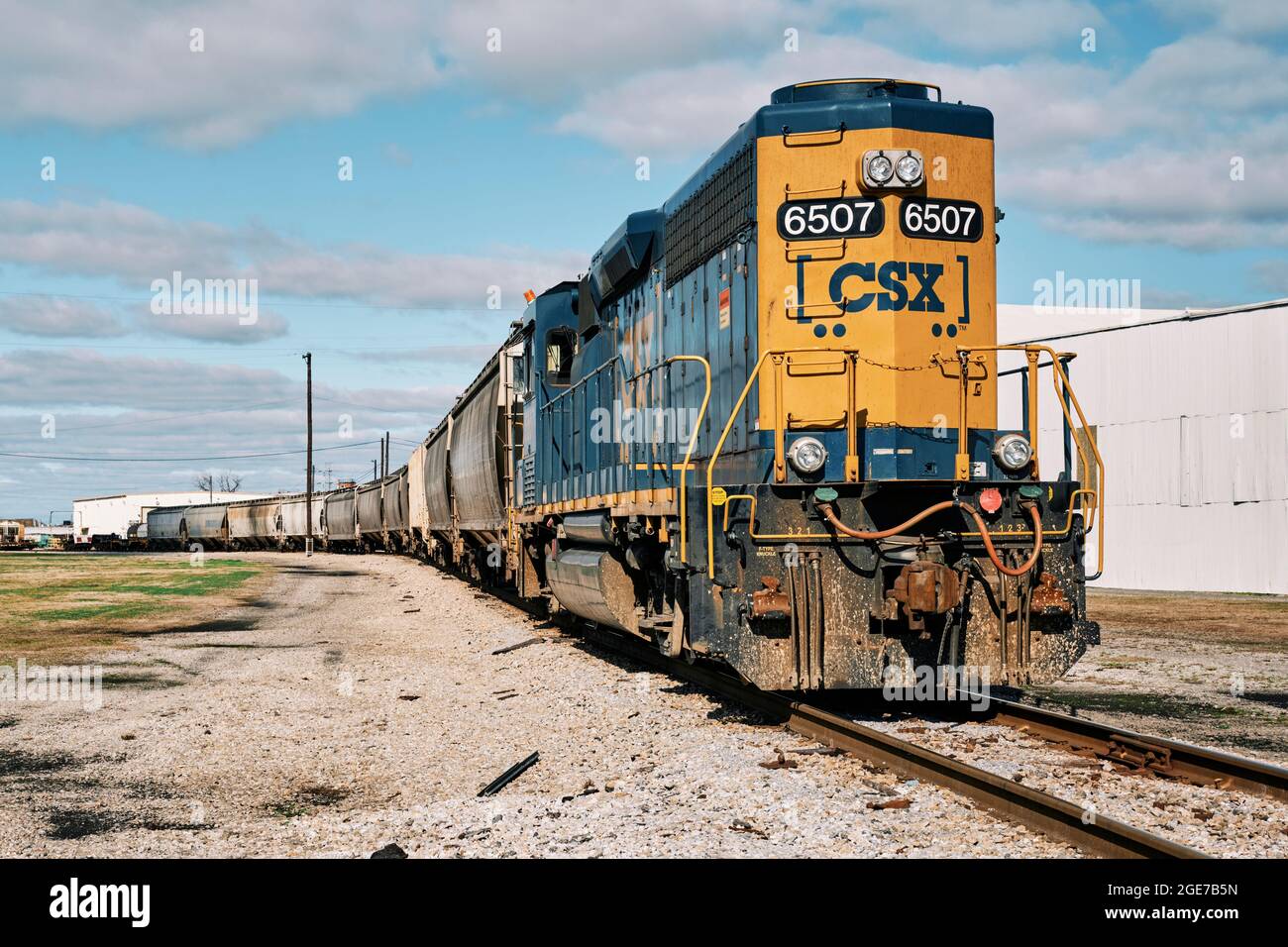 CSX Transportation locomotiva, EMD SD40-2, n. 6507, in commutazione cantiere spingere le automobili di trasporto, a Montgomery Alabama, Stati Uniti. Foto Stock