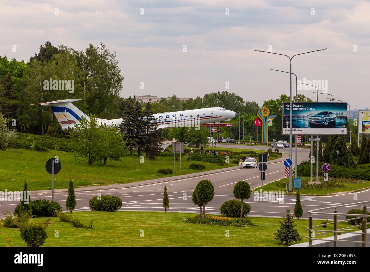 Chisinau, Kishinev, Repubblica di Moldavia - 30 aprile 2016: Monumento aereo all'aeroporto di Chisinau. Aeroporto internazionale del paese. Foto Stock