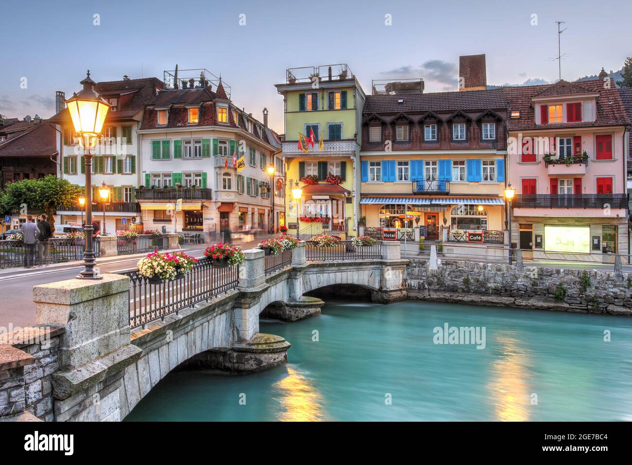 Ponte sul fiume Aare tra Interlaken e Unterseen a Berna Canton, Svizzera al crepuscolo. Foto Stock