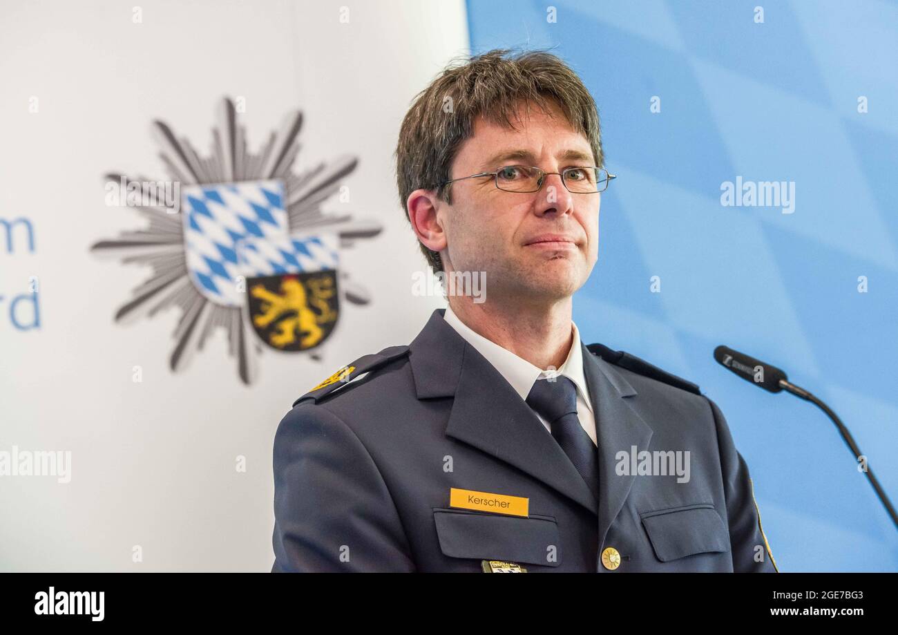 Monaco, Baviera, Germania. 17 agosto 2021. ROLAND KERSCHER, Vicepresidente dei PolizeiprÃ¤sidi Oberbayern Nord. Entrando a far parte DI ROLAND KERSCHER, vicepresidente della polizia bavarese Oberbayern Nord, il ministro degli interni bavarese JOACHIM HERRMANN ha visto la tecnologia più recente utilizzata nell'apprensione dei criminali all'aeroporto internazionale di Monaco. Tali dispositivi includono droni, apparecchiature video intelligenti e persino palloncini. I team hanno mostrato veicoli di comunicazione mobile, uplink satellitari e stazioni di trasmissione dati mobili che consentono l'elaborazione in tempo reale e il riconoscimento facciale. (Imag. Credito Foto Stock