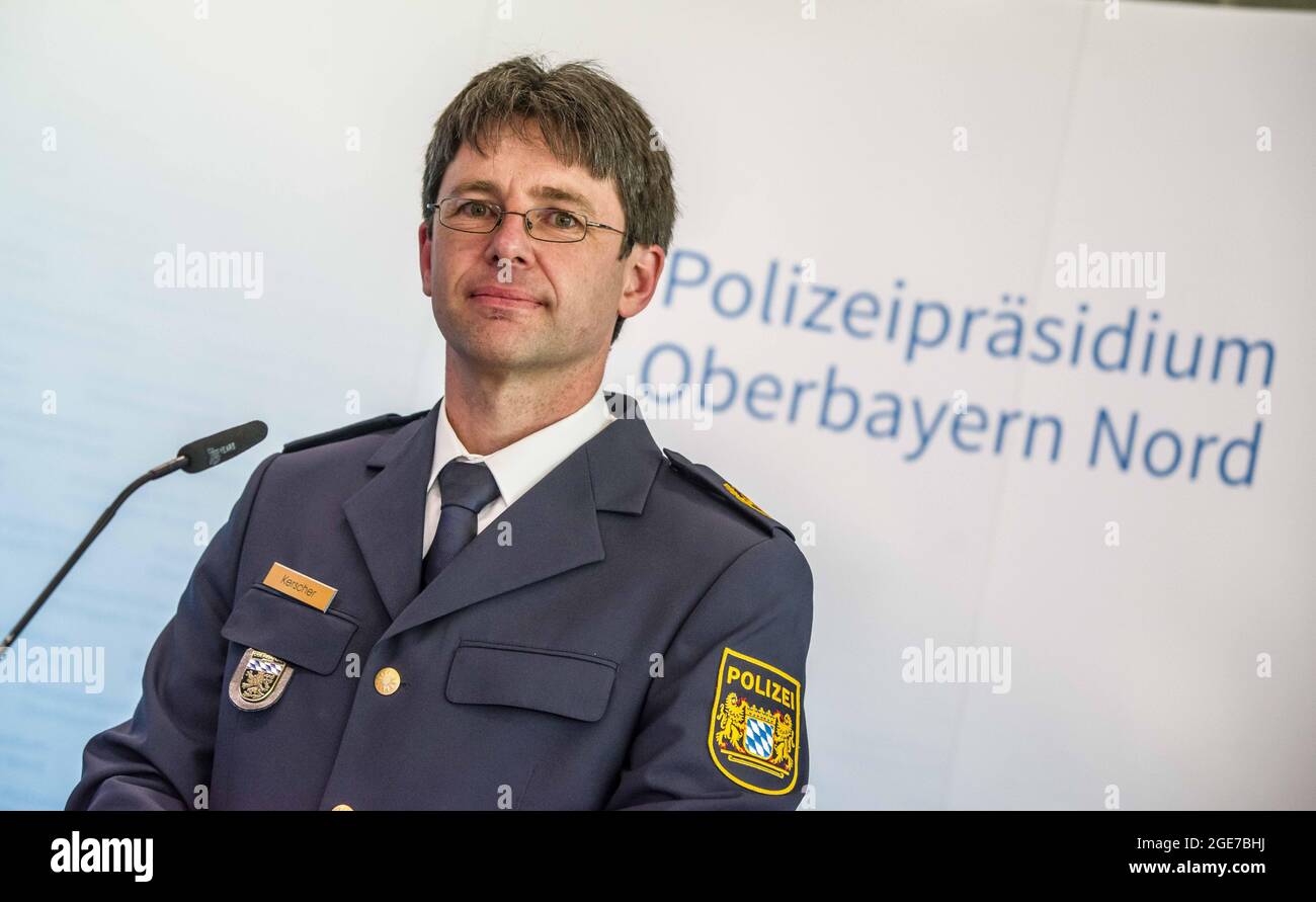 Monaco, Baviera, Germania. 17 agosto 2021. ROLAND KERSCHER, Vicepresidente dei PolizeiprÃ¤sidi Oberbayern Nord. Entrando a far parte DI ROLAND KERSCHER, vicepresidente della polizia bavarese Oberbayern Nord, il ministro degli interni bavarese JOACHIM HERRMANN ha visto la tecnologia più recente utilizzata nell'apprensione dei criminali all'aeroporto internazionale di Monaco. Tali dispositivi includono droni, apparecchiature video intelligenti e persino palloncini. I team hanno mostrato veicoli di comunicazione mobile, uplink satellitari e stazioni di trasmissione dati mobili che consentono l'elaborazione in tempo reale e il riconoscimento facciale. (Imag. Credito Foto Stock