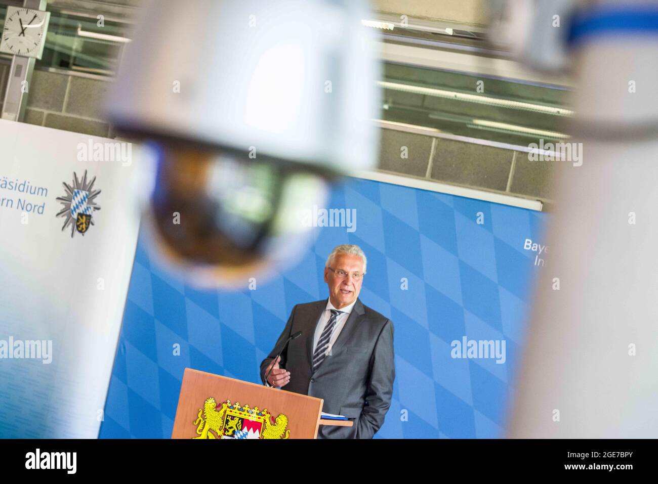 Monaco, Baviera, Germania. 17 agosto 2021. JOACHIM HERRMANN, Ministro degli interni bavarese. Entrando a far parte DI ROLAND KERSCHER, vicepresidente della polizia bavarese Oberbayern Nord, il ministro degli interni bavarese JOACHIM HERRMANN ha visto la tecnologia più recente utilizzata nell'apprensione dei criminali all'aeroporto internazionale di Monaco. Tali dispositivi includono droni, apparecchiature video intelligenti e persino palloncini. I team hanno mostrato veicoli di comunicazione mobile, uplink satellitari e stazioni di trasmissione dati mobili che consentono l'elaborazione in tempo reale e il riconoscimento facciale. (Credit Image: © Sachelle Babbar/ZUMA Pres Foto Stock