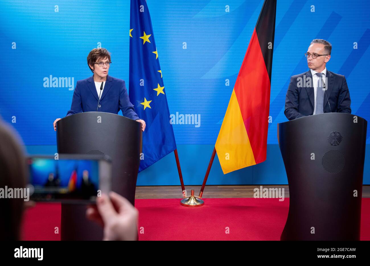 Kabul, Afghanistan. 17 agosto 2021. Annegret Kramp-Kartenbauer (CDU), ministro federale della difesa, e Heiko Maas (SPD), ministro degli Affari esteri, si sono dati una conferenza stampa sulle misure di evacuazione nell'aeroporto di Kabul, capitale afghana, presso l'Ufficio federale degli affari esteri. Credit: Kay Nietfeld/dpa/Alamy Live News Foto Stock