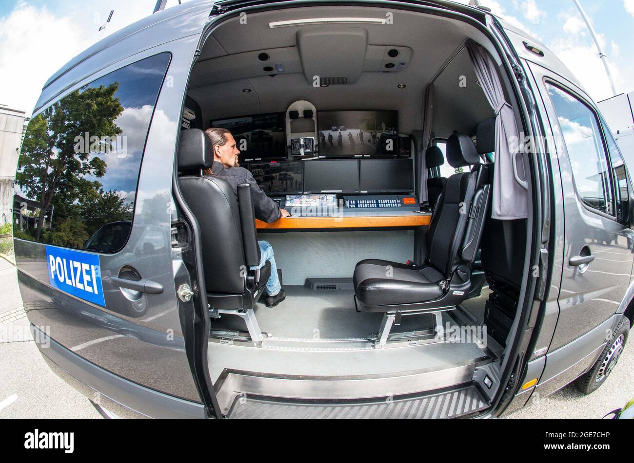 Monaco, Baviera, Germania. 17 agosto 2021. Stazioni mobili di sorveglianza e di elaborazione utilizzate dalla polizia bavarese. Entrando a far parte DI ROLAND KERSCHER, vicepresidente della polizia bavarese Oberbayern Nord, il ministro degli interni bavarese JOACHIM HERRMANN ha visto la tecnologia più recente utilizzata nell'apprensione dei criminali all'aeroporto internazionale di Monaco. Tali dispositivi includono droni, apparecchiature video intelligenti e persino palloncini. I team hanno mostrato veicoli di comunicazione mobile, uplink satellitari e stazioni di trasmissione dati mobili che consentono l'elaborazione in tempo reale e il riconoscimento facciale. (Immagine di credito: Foto Stock