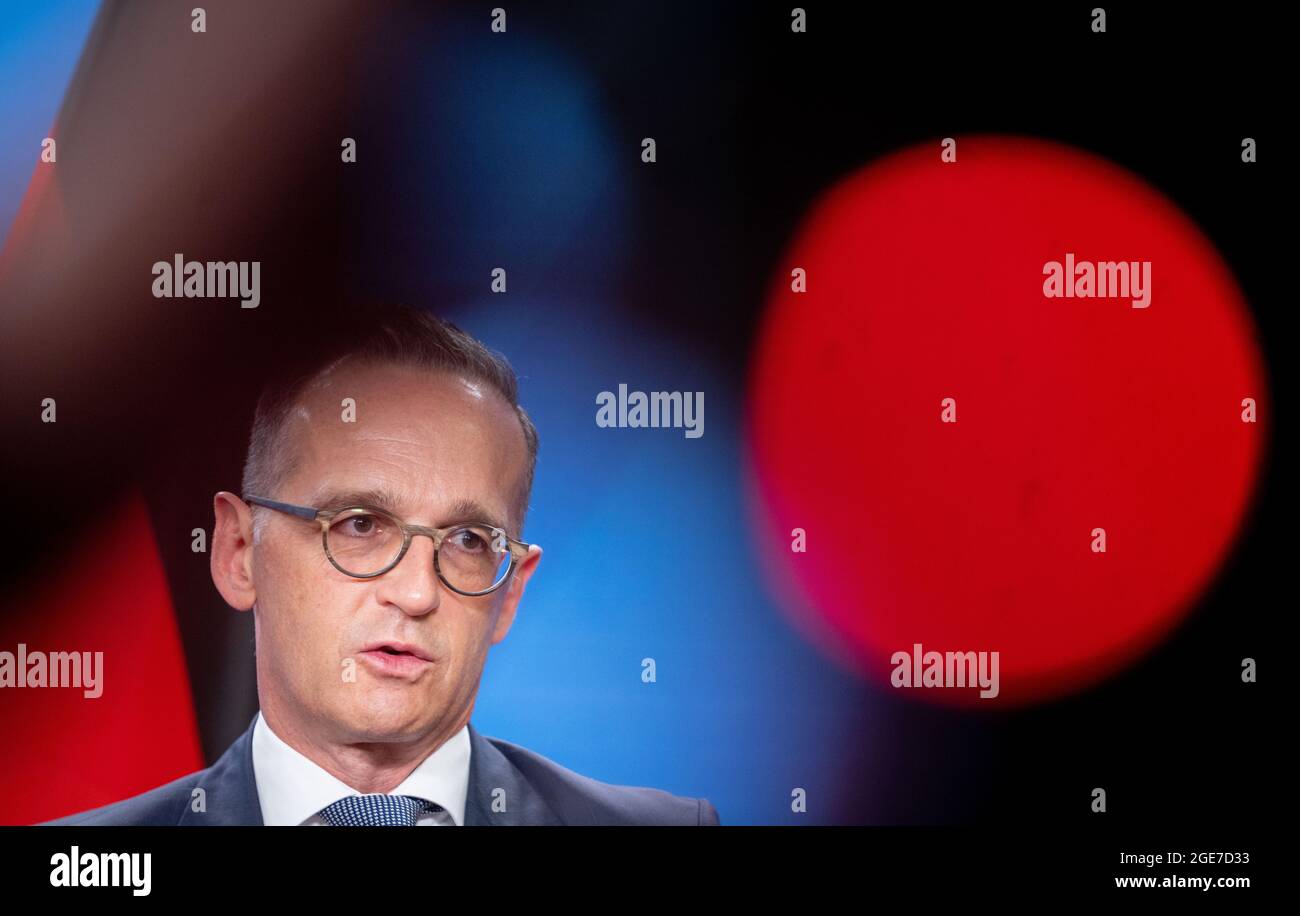 Kabul, Afghanistan. 17 agosto 2021. Heiko Maas (SPD), ministro degli Esteri, tiene una conferenza stampa sulle misure di evacuazione nell'aeroporto di Kabul, capitale afghana, presso l'Ufficio federale degli esteri. Credit: Kay Nietfeld/dpa/Alamy Live News Foto Stock