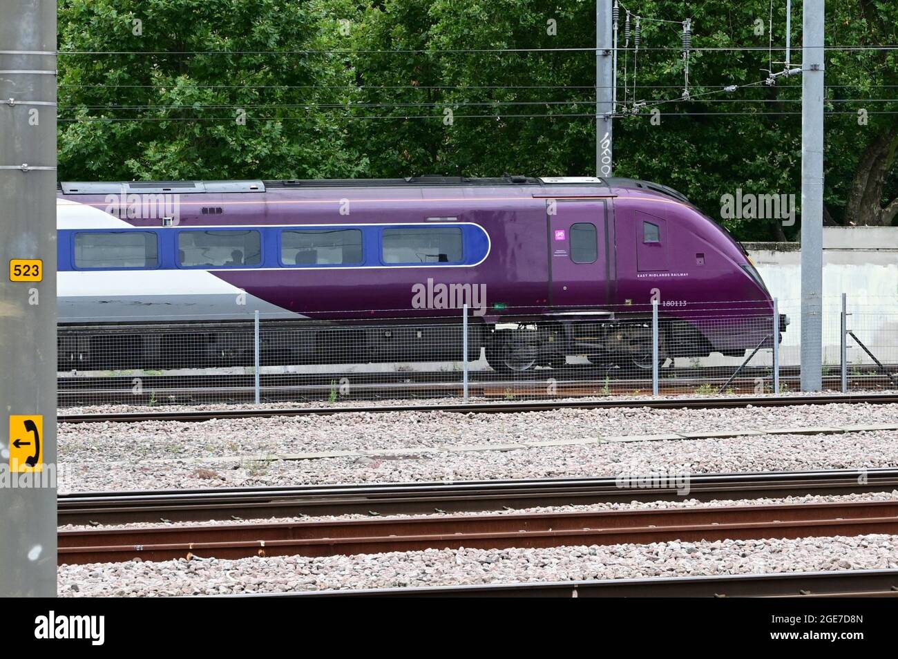 Una locomotiva delle Midlands Orientali che lascia la stazione internazionale di St Pancras. Foto Stock