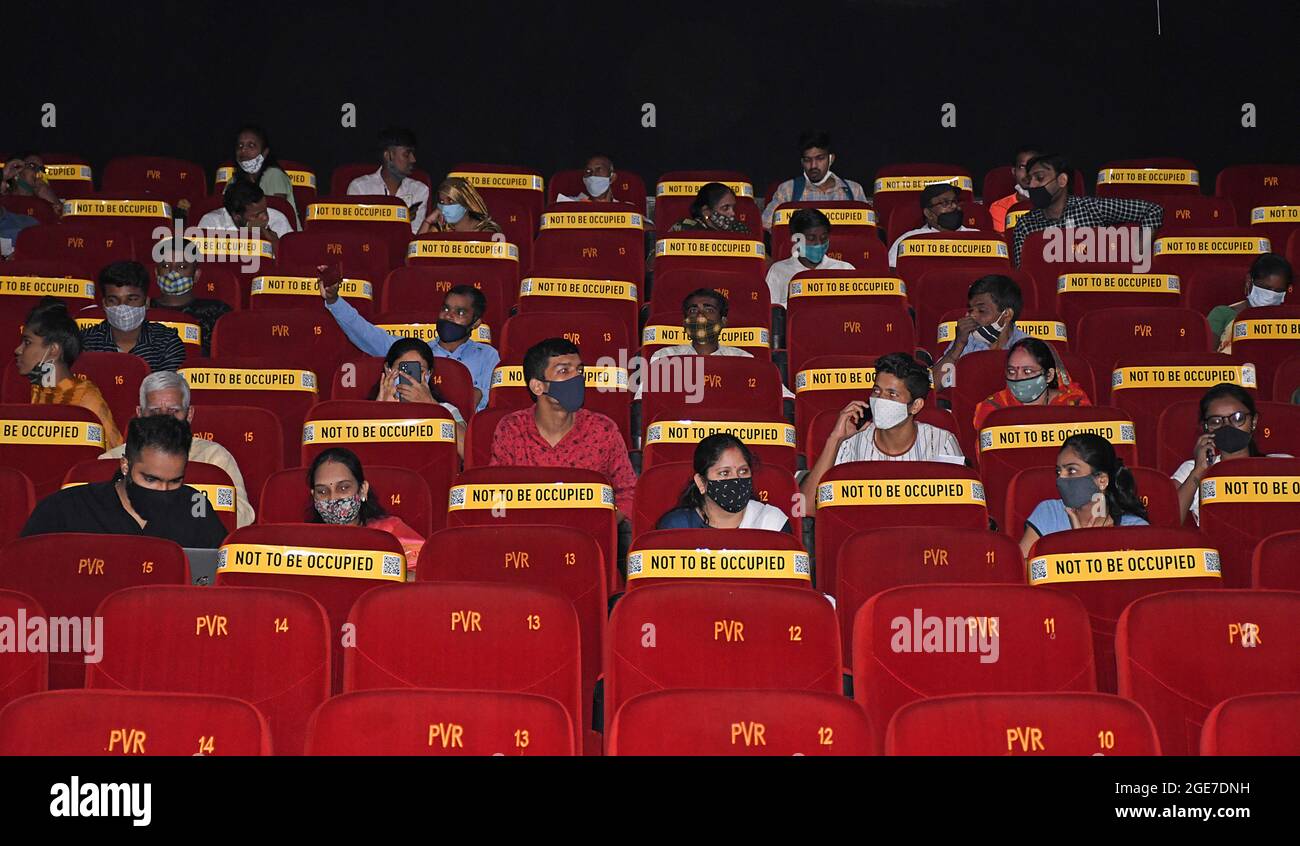 Mumbai, India. 17 agosto 2021. Le persone che indossano maschere sono viste seduti a distanza sociale all'interno del PVR Cinema a Juhu, Mumbai. Solo le persone completamente vaccinate potranno entrare nei centri commerciali e viaggiare con treni locali a Mumbai. (Foto di Ashish Vaishnav/SOPA Images/Sipa USA) Credit: Sipa USA/Alamy Live News Foto Stock