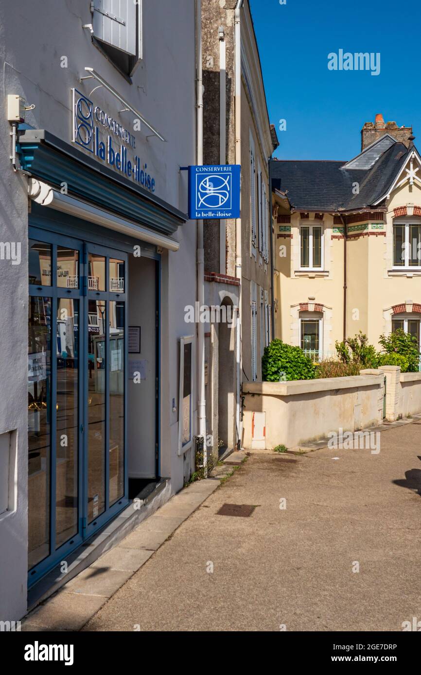 PORNIC, FRANCIA - 31 luglio 2021: Una foto verticale di NOZ store facciata con logo a Fleche, Francia Foto Stock