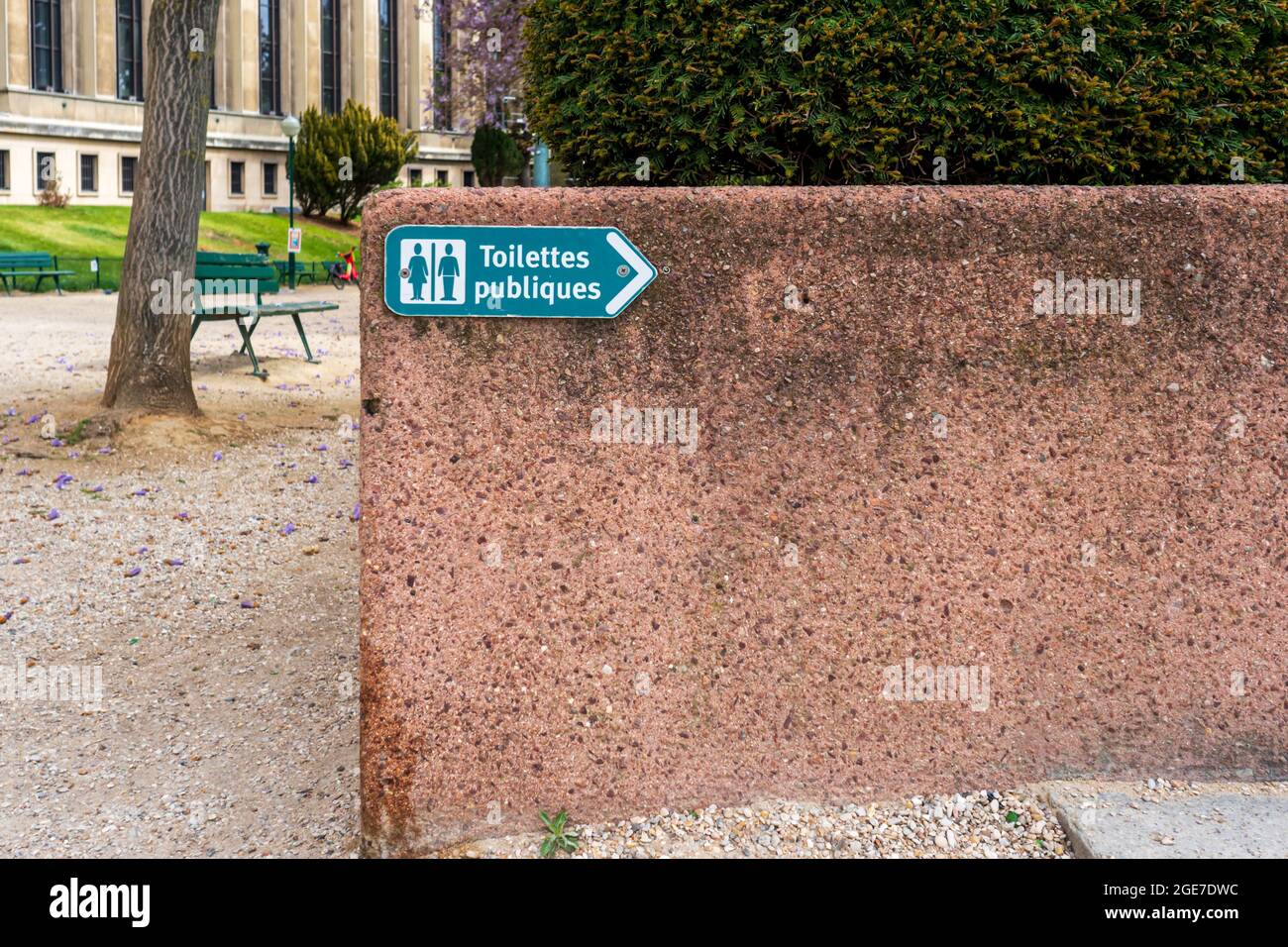 Cartello che indica la strada per la sala dei servizi igienici pubblici a Parigi, Francia Foto Stock