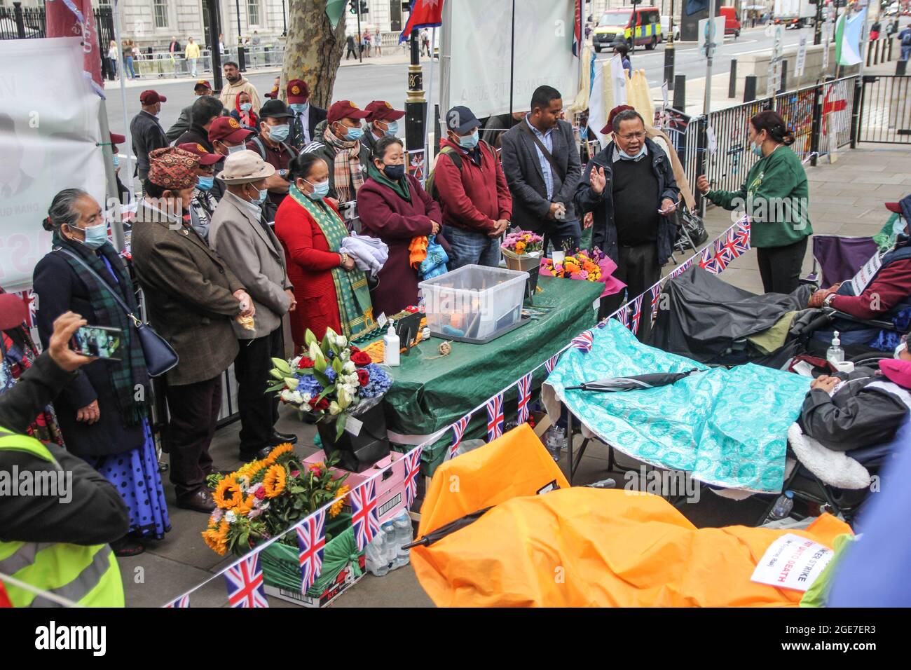 Londra, Inghilterra, Regno Unito. 17 agosto 2021. Le associazioni nepalesi visitano il gurkha sullo sciopero della fame. E 'l'undicesimo giorno dello sciopero della fame a morte da parte dei soldati in pensione Gurkha a Whitehall, di fronte a Downing Street.Â più di 200,000 Gurkhas di origine nepalese servito in missioni dell'esercito britannico per tutta la loro vita. Erano conosciuti e ammirati come alcuni dei guerrieri più feroci mai a prendere le armi, eppure vivono onÂ Â£20week. (Credit Image: © Sabrina MerollaZUMA Press Wire) Foto Stock