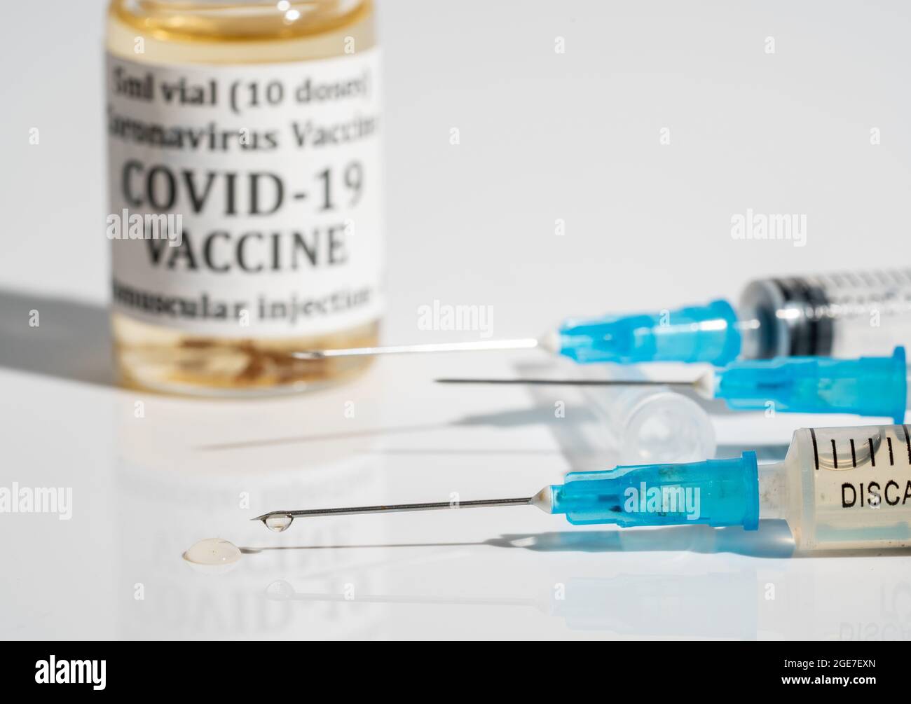 Concetto di vaccinazione di richiamo con tre siringhe, la terza che rappresenta la spinta per il vaccino Covid-19 Foto Stock