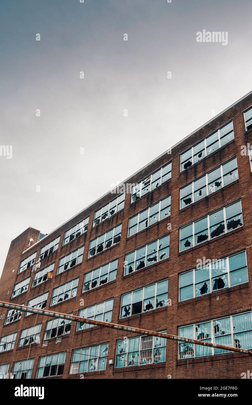 Abbandonato edificio di uffici a Old Trafford, Manchester, Inghilterra, Regno Unito, con la maggior parte delle sue finestre si è rotto Foto Stock