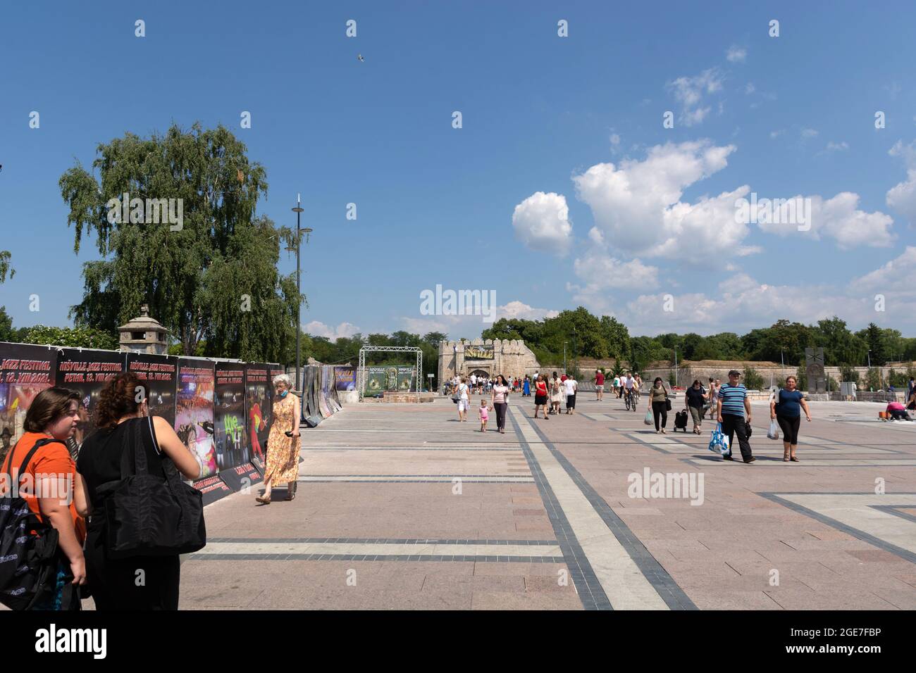 NIS, Serbia - 14 agosto 2021 Piazza della città con pavimento lastricato e le persone che camminano in una calda giornata di sole nella città di Nis Foto Stock