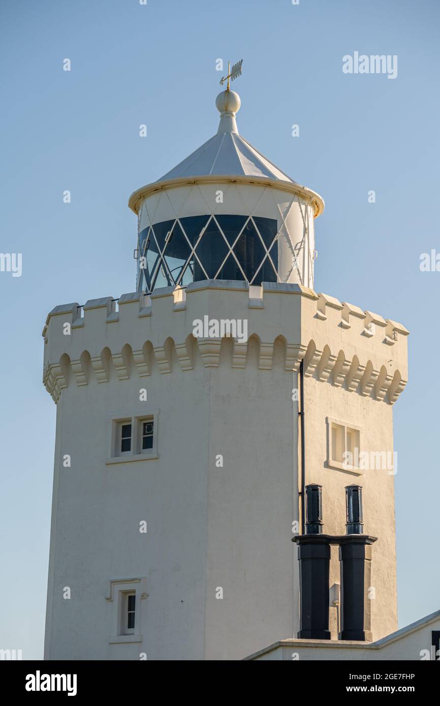 Guardando verso l'alto la luce sul faro di South Foreland, St Margarets Bay, Kent Foto Stock