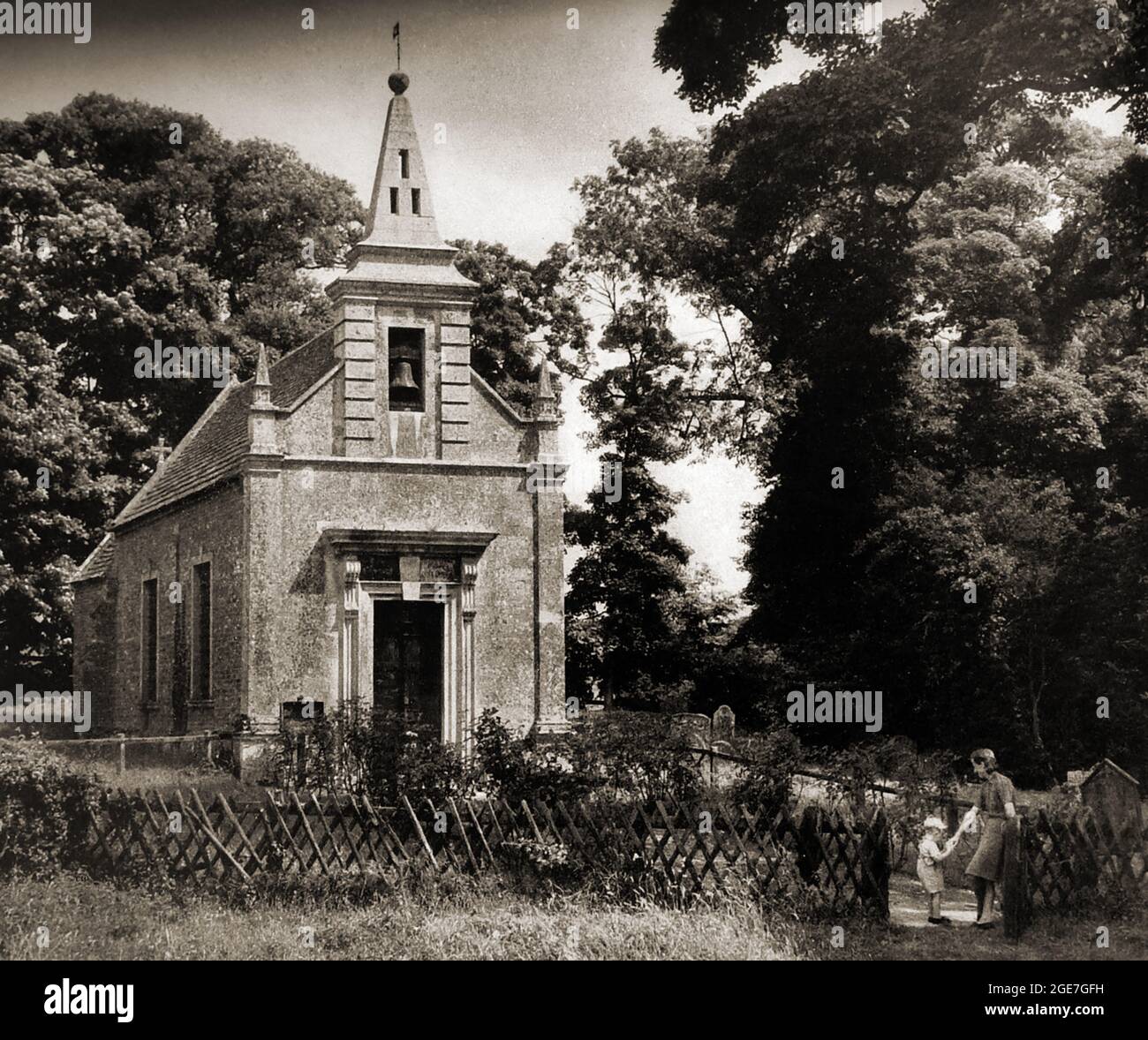 Un'immagine di Little Gidding Churchyard, (dedicato a San Giovanni Evangelista) Cambridgeshire / Huntingdonshire, Inghilterra, come è stato alla fine degli anni '40. Il primo edificio conosciuto sul sito è stato collegato con i Cavalieri Templari Foto Stock