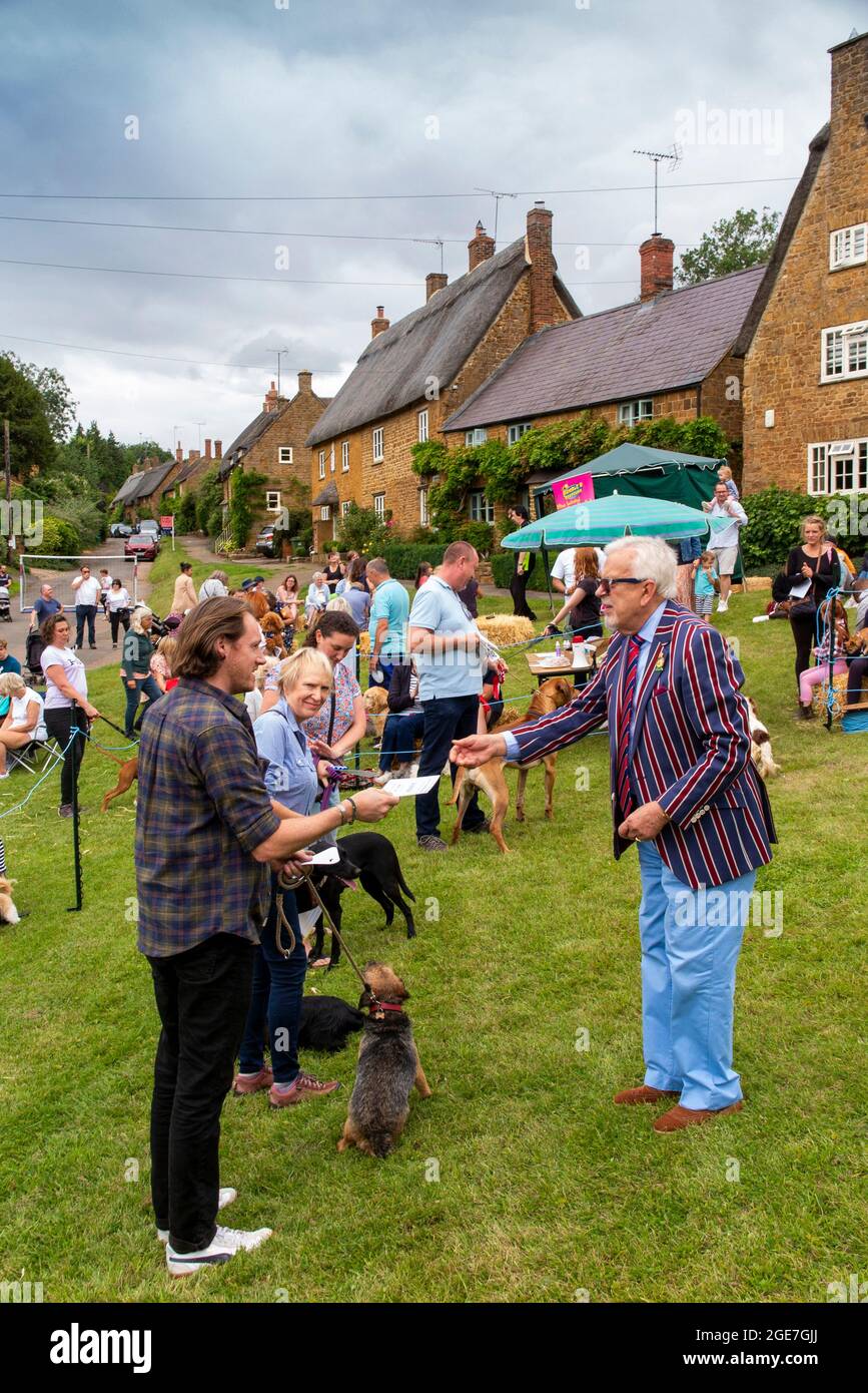 Regno Unito, Inghilterra, Oxfordshire, Wroxton, festa annuale della chiesa in corso, mostra di cani sul villaggio verde Foto Stock