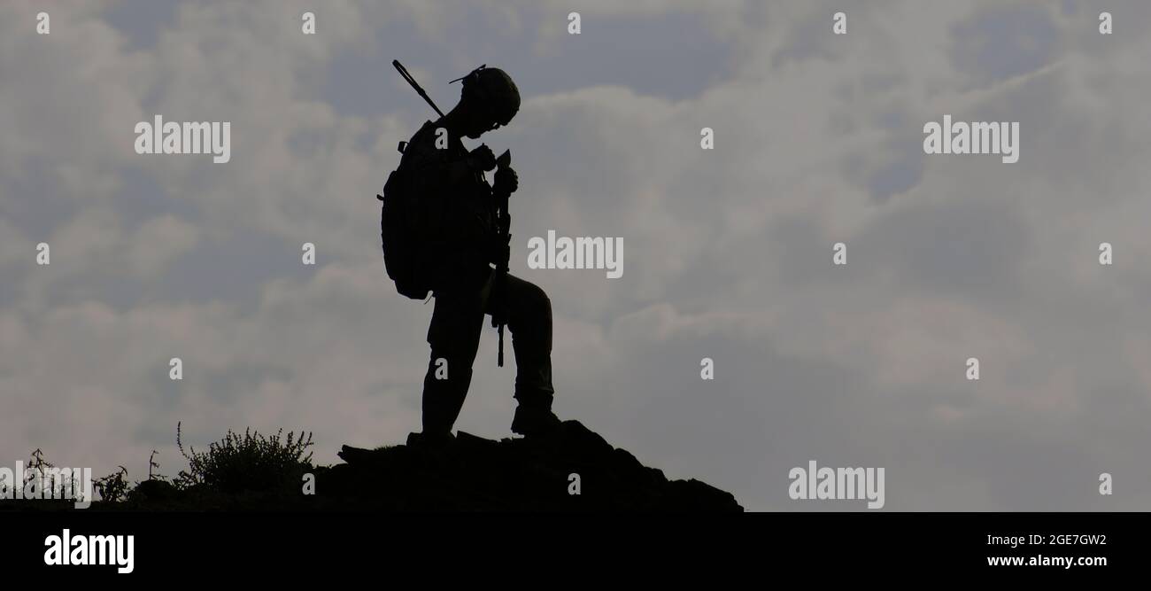 Truppe di combattimento degli Stati Uniti in Afghanistan - 1° Lt. Nathan Carsey, un leader di plotone scout assegnato a 1-221 Cavally Squadron, Nevada National Guard, controlla il suo GPS durante una pattuglia a piedi nelle colline che si affacciano sulla valle di Alishang, nella provincia di Laghman, Afghanistan 24 agosto 2009. Il plotone è stato assegnato per pattugliare le colline a nord della vicina base operativa Forward per impedire ai talebani di manovrare nel campo dell'artiglieria. (STATI UNITI Army Photo by SPC. Walter H. Lowell) Foto Stock