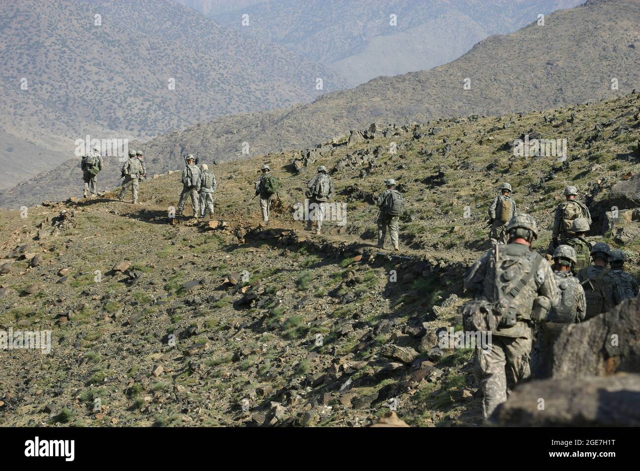 Truppe di combattimento degli Stati Uniti in Afghanistan - UN plotone scout, assegnato a 1-221 Cavalry Squadron, Nevada Guardia Nazionale, condurre una pattuglia piede nelle colline che si affacciano sulla Valle Alishang, Laghman Provincia, Afghanistan 24 agosto 2009. Il plotone è stato assegnato per pattugliare le colline a nord della vicina base operativa Forward per impedire ai talebani di manovrare nel campo dell'artiglieria. (STATI UNITI Army Photo by SPC. Walter H. Lowell) Foto Stock