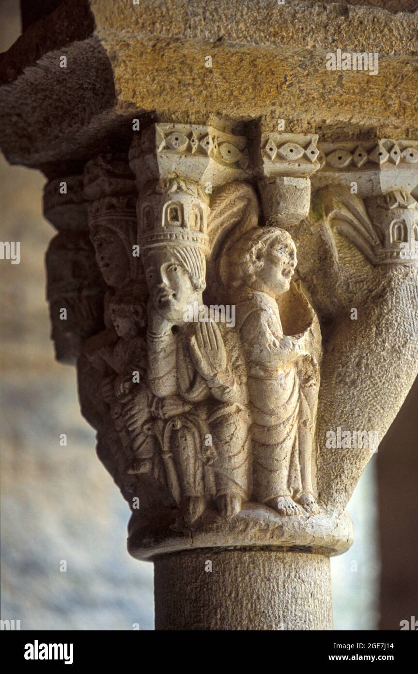 Colonna capitale nel chiostro di Sant Pere de Rodes ex monastero benedettino nella comarca di Alt Empordà, nel nord-est della Catalogna, Spagna. Foto Stock