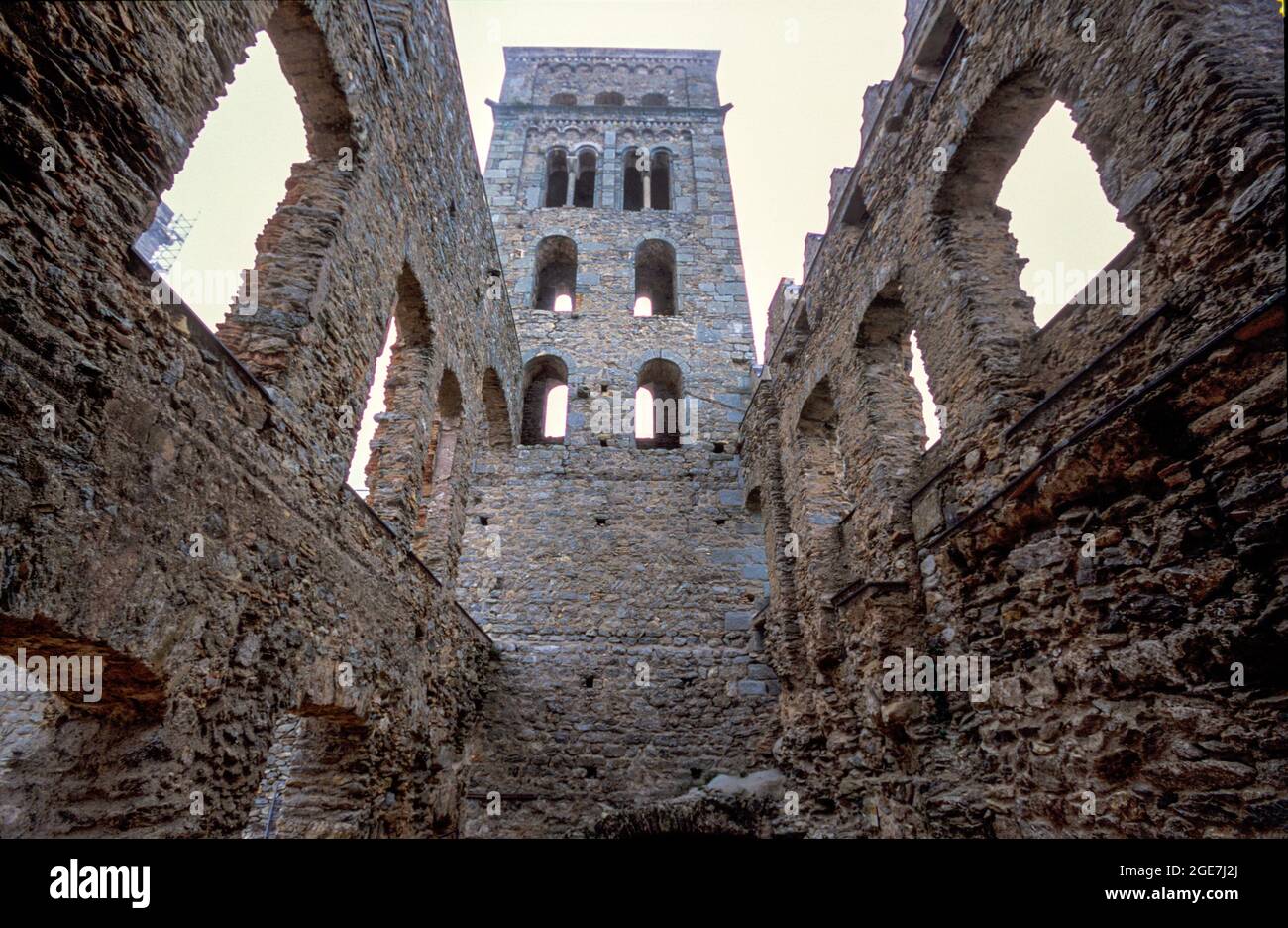 Campanile, Sant Pere de Rodes un ex monastero benedettino nella comarca di Alt Empordà, nel nord-est della Catalogna, Spagna. Foto Stock