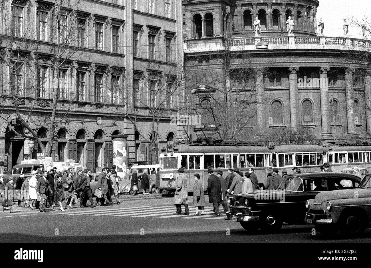 Città trafficata con persone e traffico su Andrassy Avenue, Budapest, Ungheria nel 1958 Foto Stock