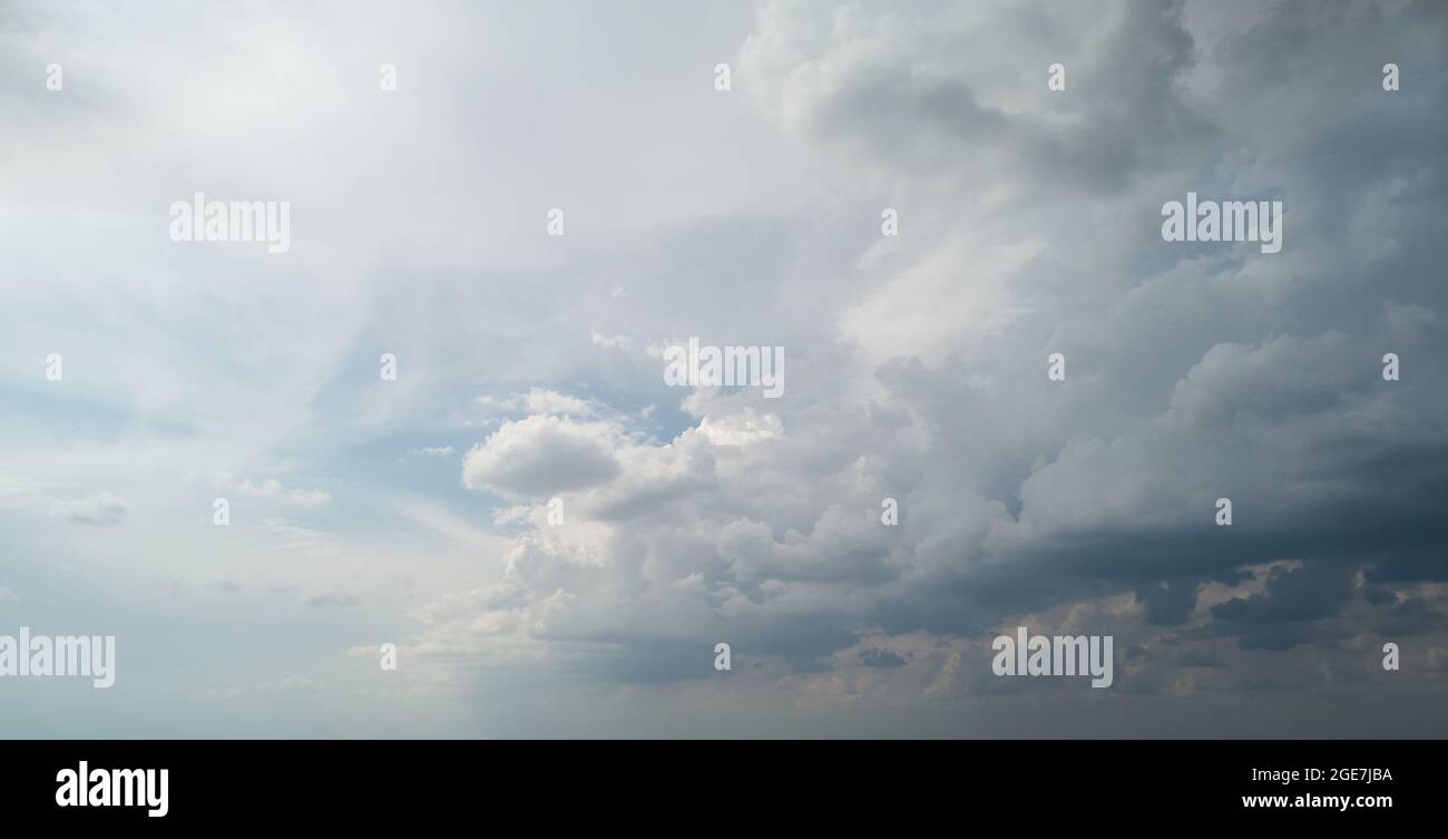 Sfondo cielo nuvoloso con pioggia in arrivo nel giorno Foto Stock