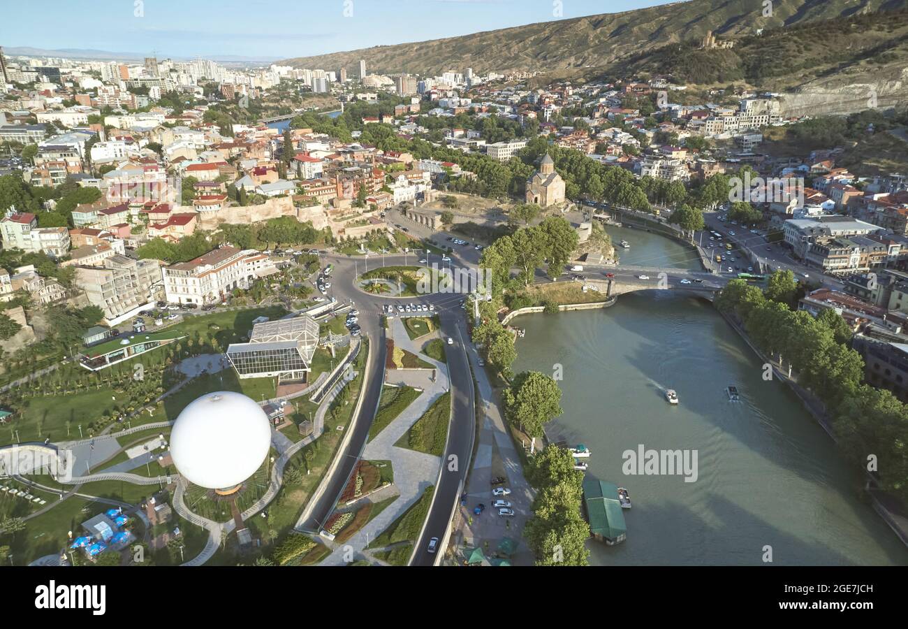 Parco Rike nella città di Tbilisi vista aerea drone sul tramonto Foto Stock