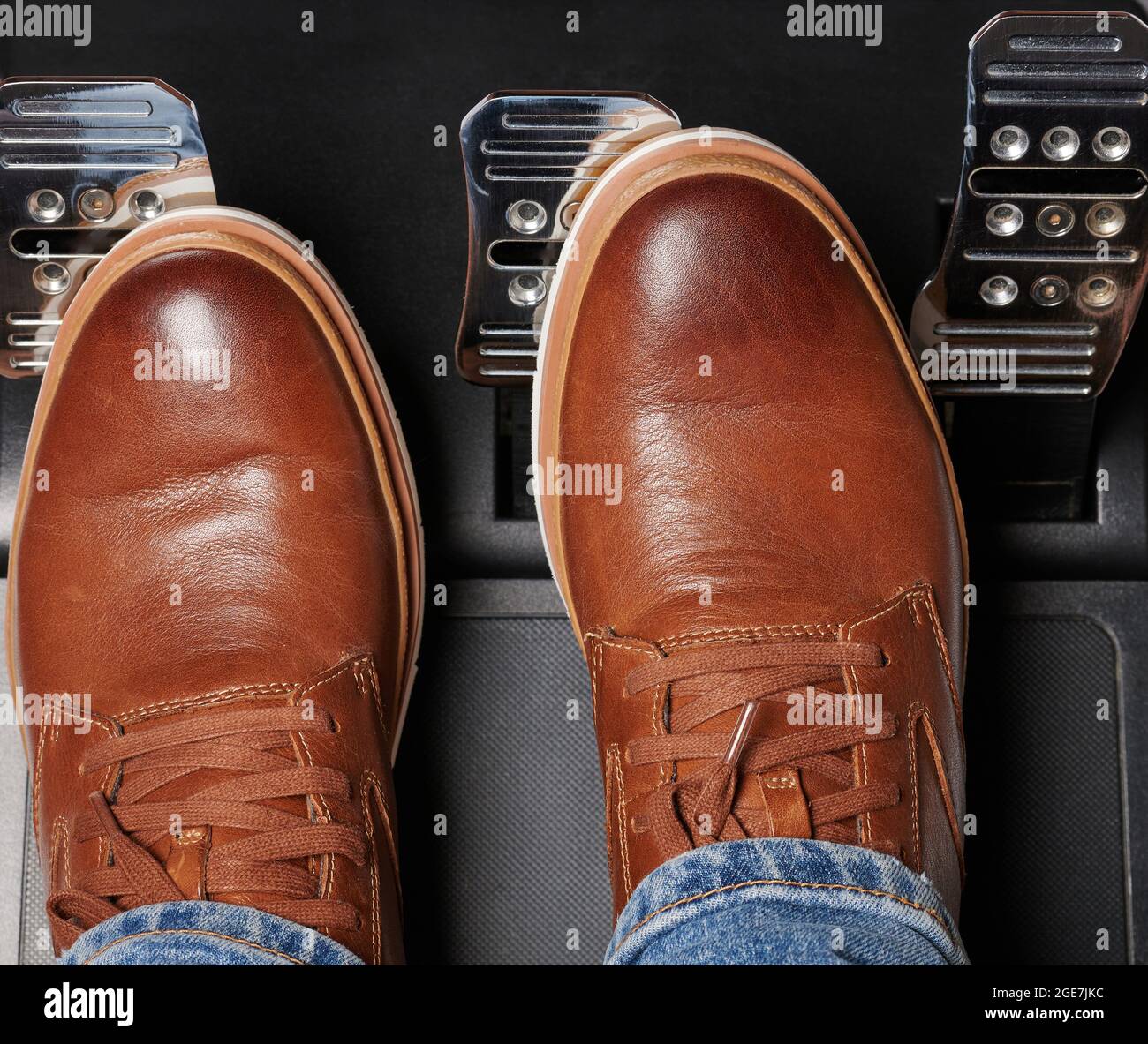 Uomo con scarpe casual in pelle marrone premere il pedale dell'auto sopra la vista dall'alto Foto Stock