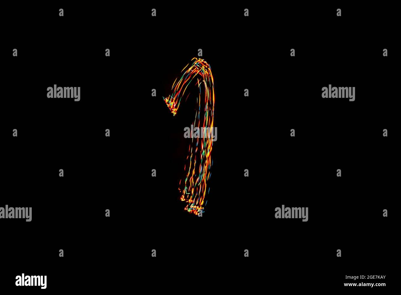 Numero 1, foto a lunga esposizione di luci colorate, pittura di luce. Numero uno su sfondo nero. Foto Stock