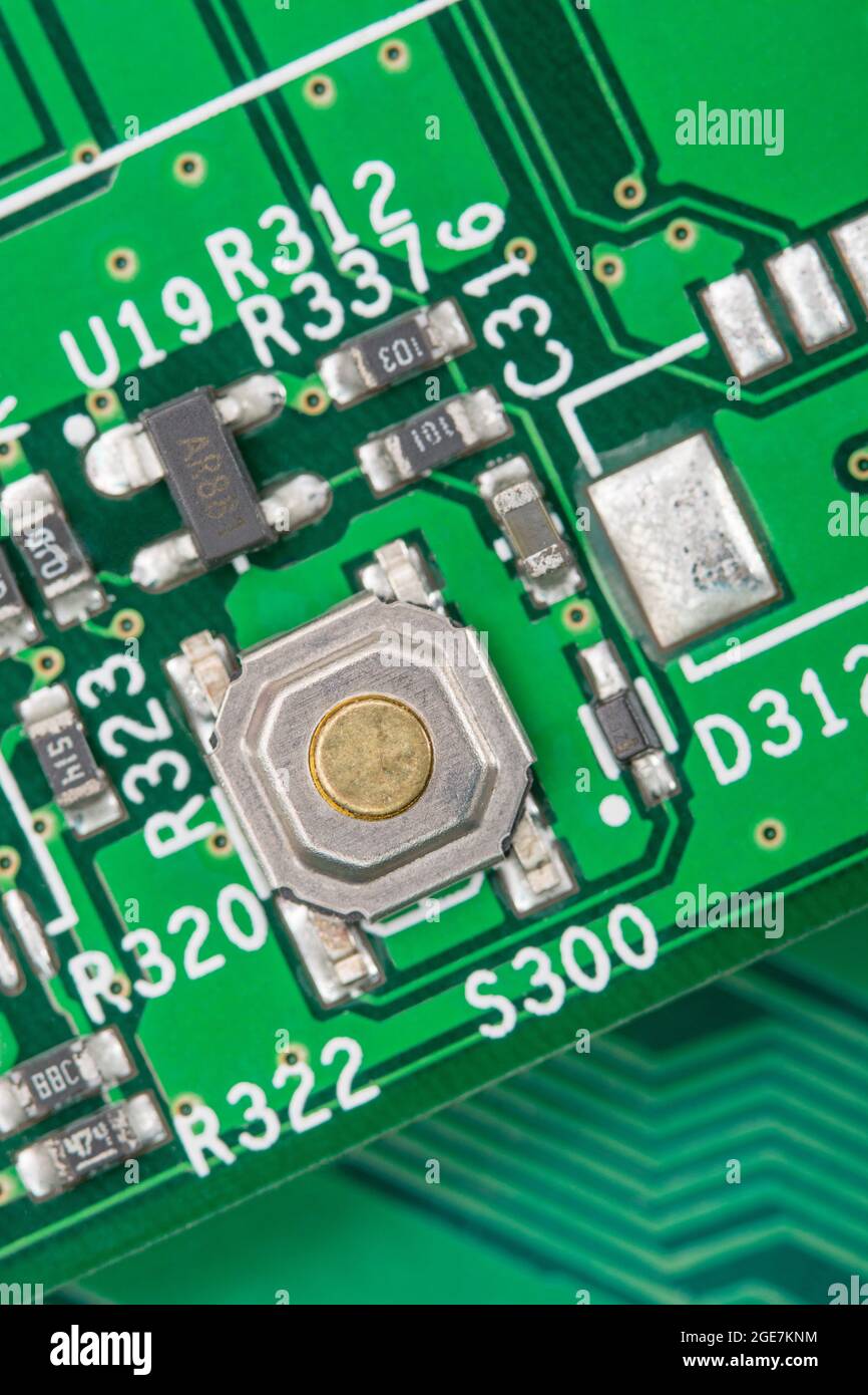 Dettaglio di una scheda elettronica a circuito stampato con molti componenti  elettronici Foto stock - Alamy