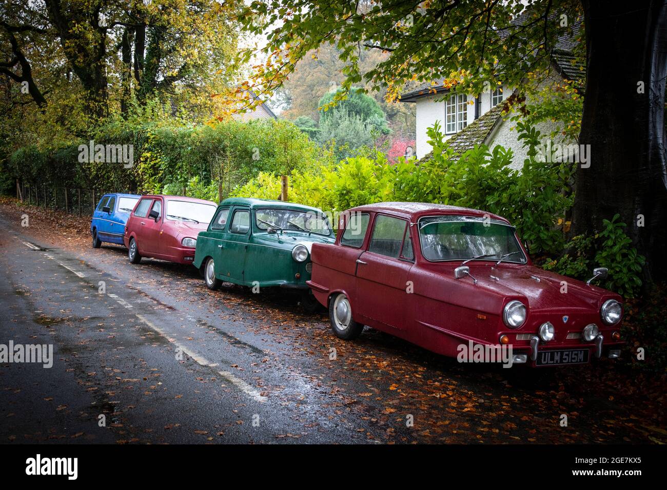 Quattro Reliant Robins parcheggiati in una strada di campagna, Surrey, Inghilterra. Foto Stock